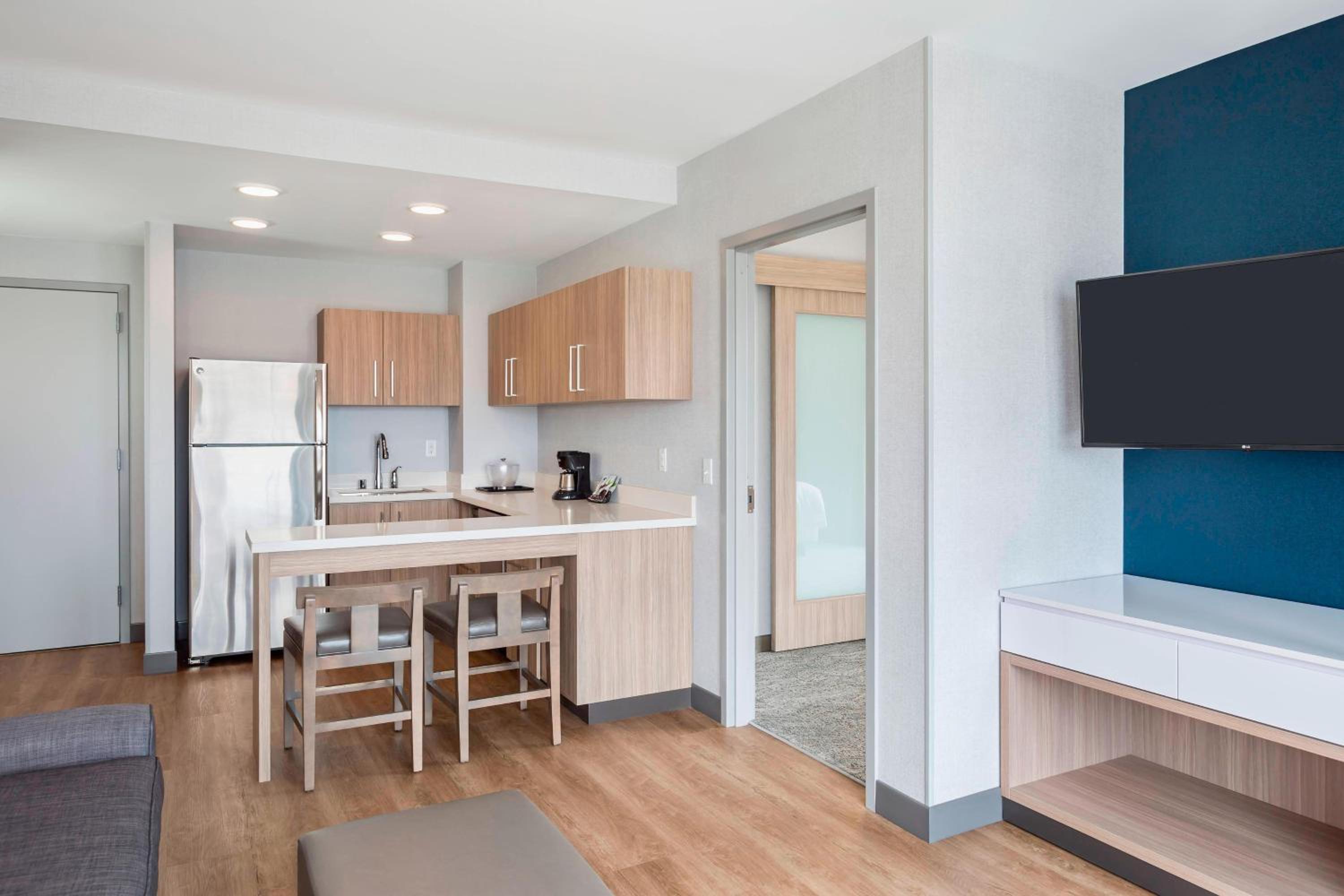 1 Bedroom Larger Suite, 1 King, Sofa bed - Photo 2