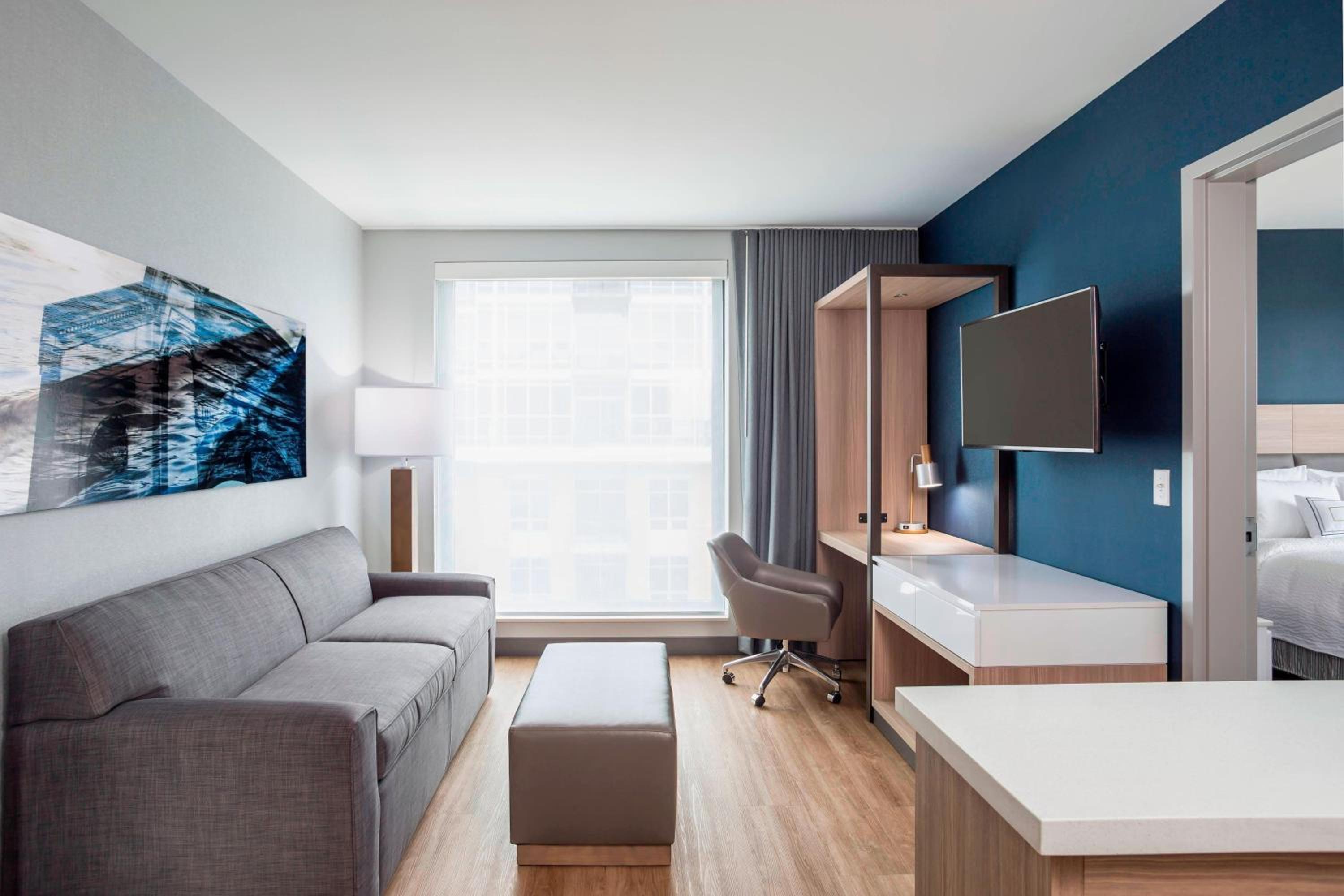 1 Bedroom Suite, 1 King, Sofa bed - Photo 4