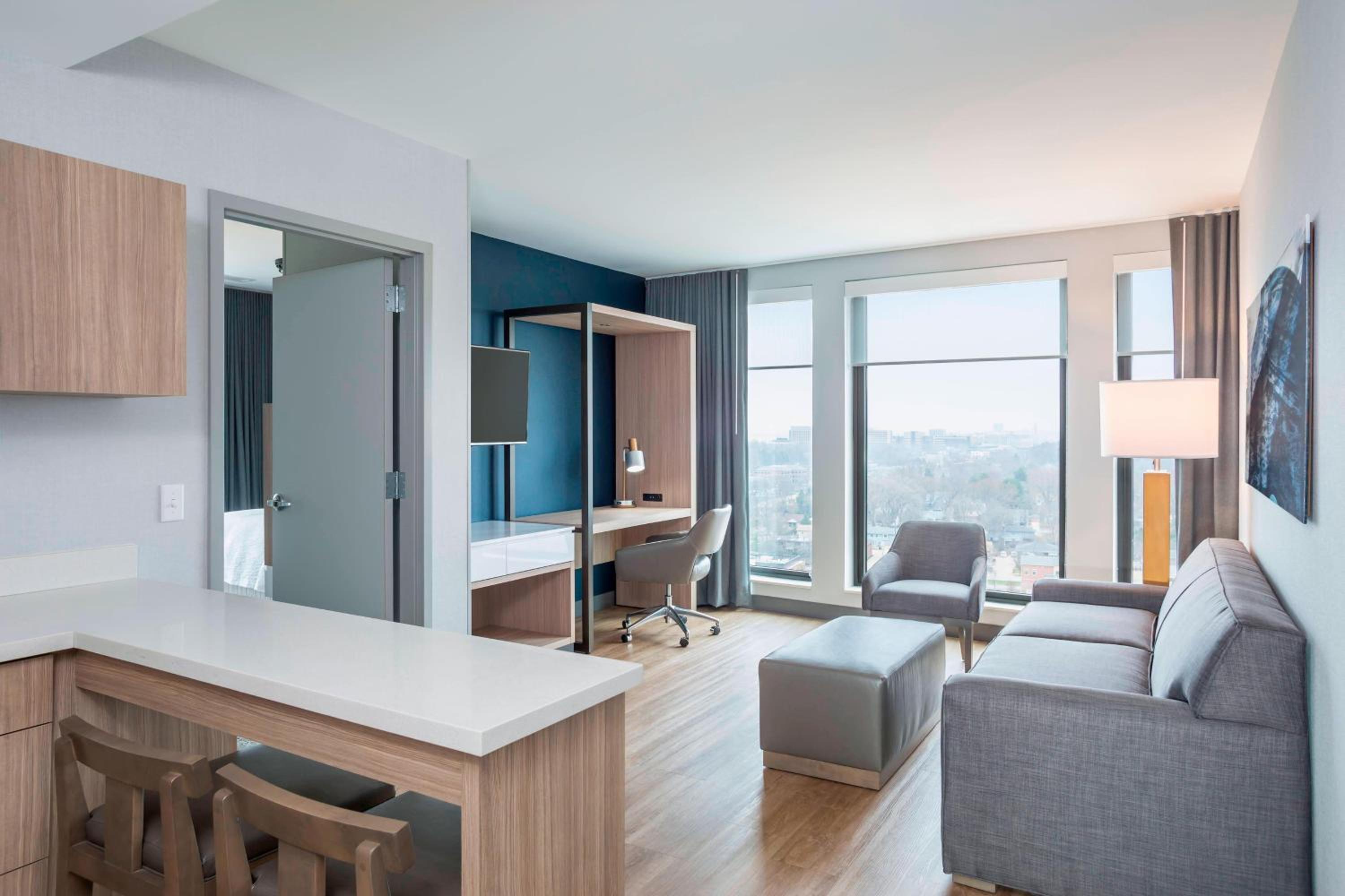 1 Bedroom Larger Suite, 1 King, Sofa bed - Photo 3