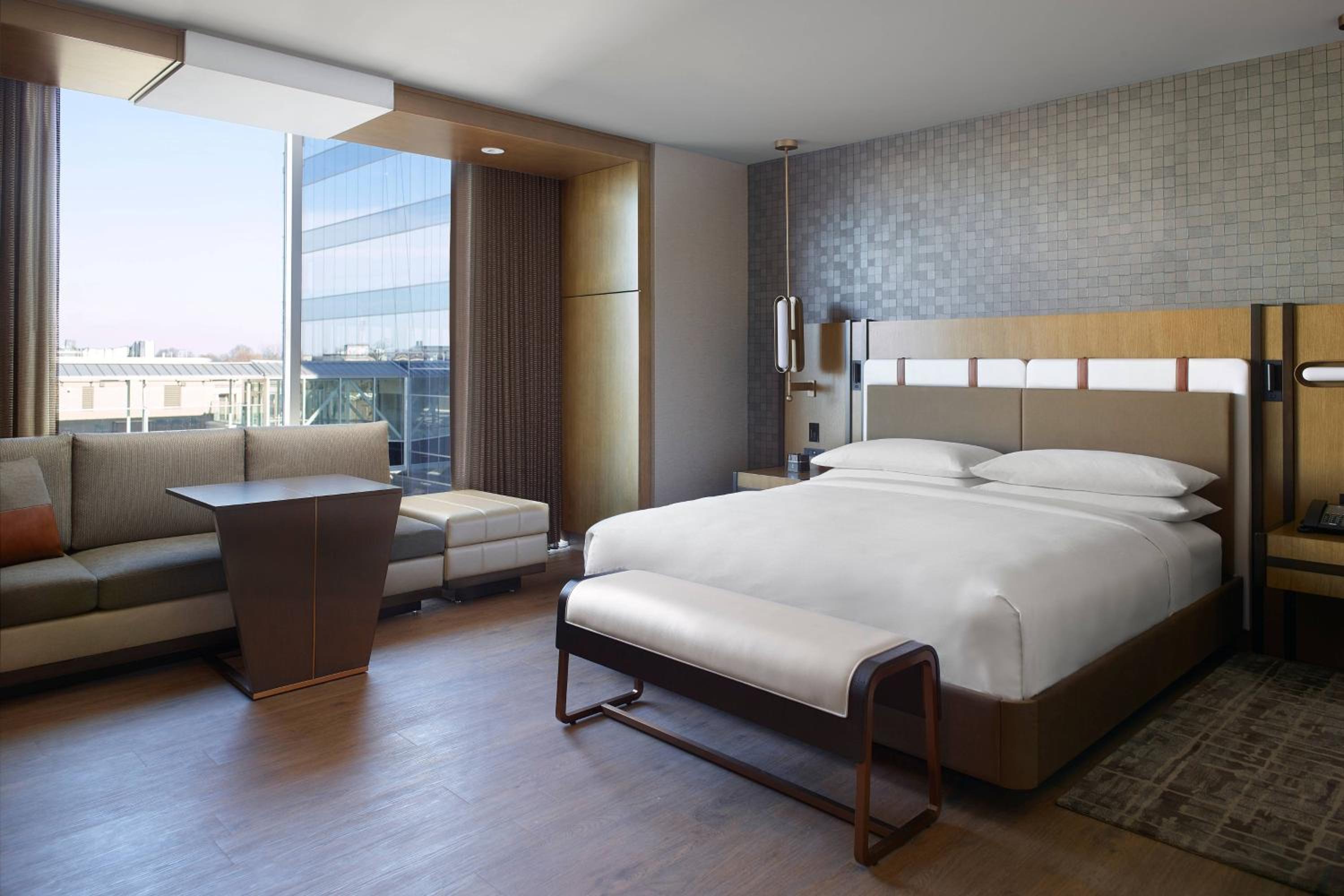 Guest room, 1 King, City view - Photo 1