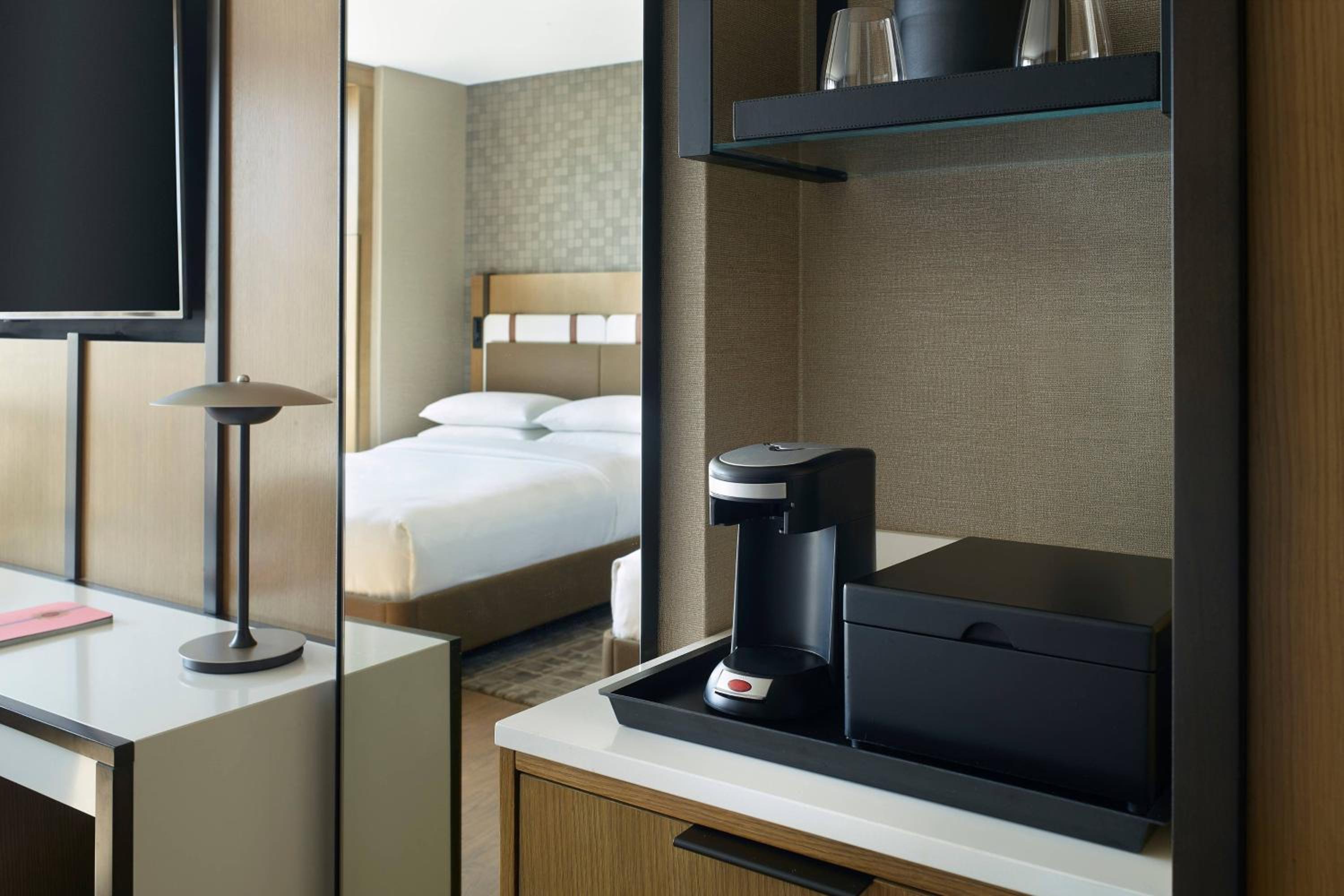 Guest room, 1 King, City view - Photo 3