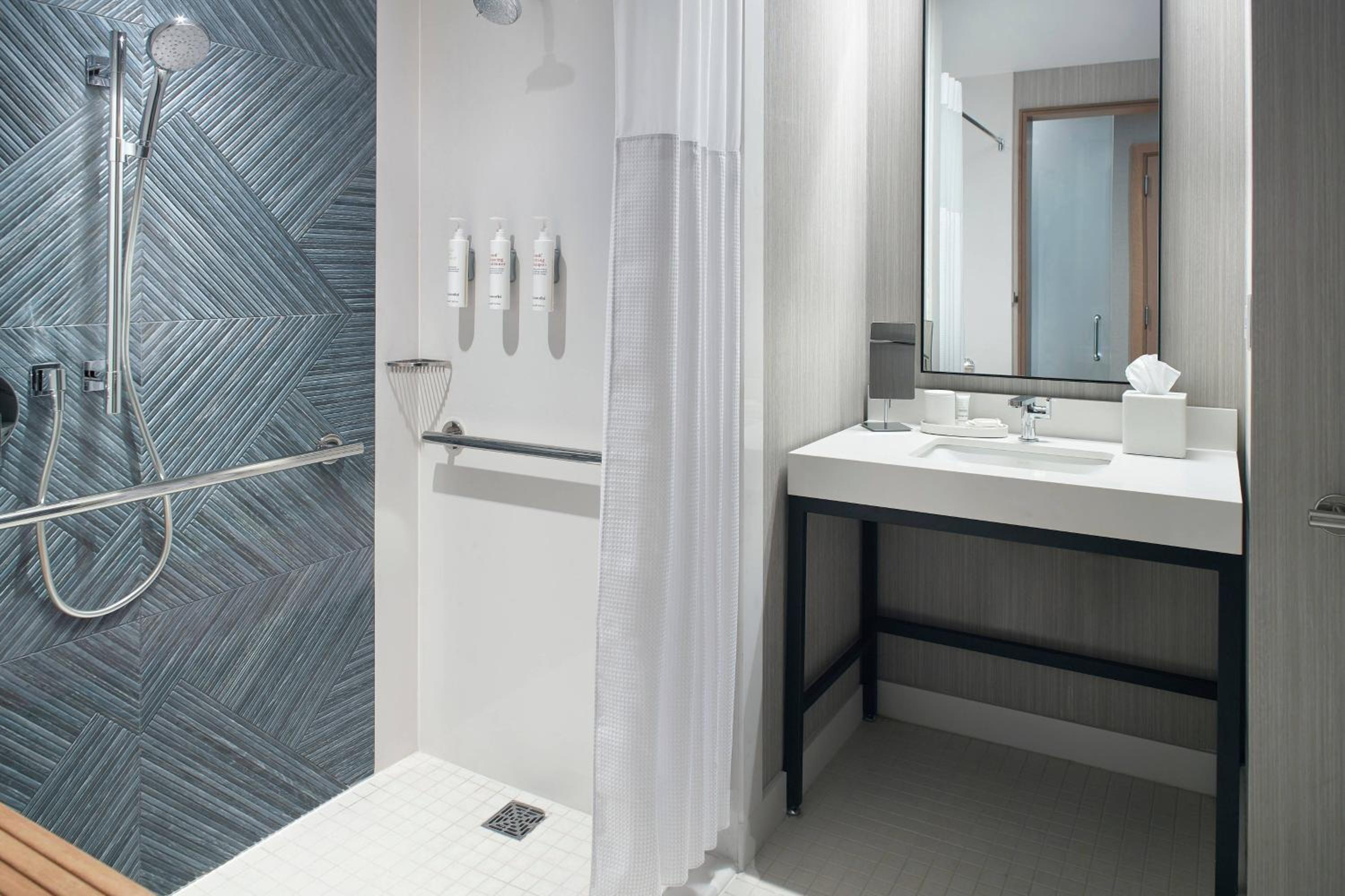 Guest room, 1 King, City view - Photo 6