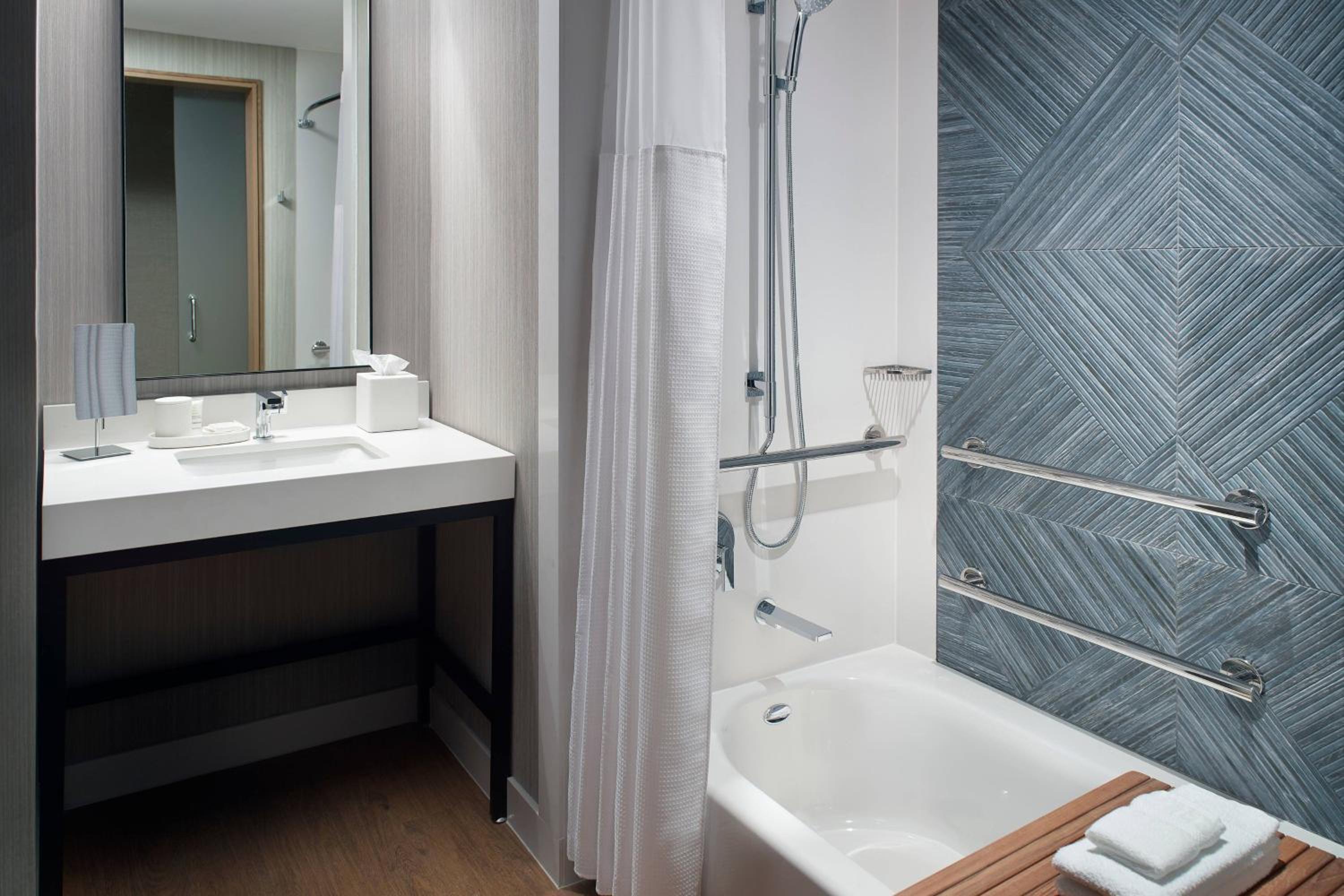 Guest room, 1 King, City view - Photo 7