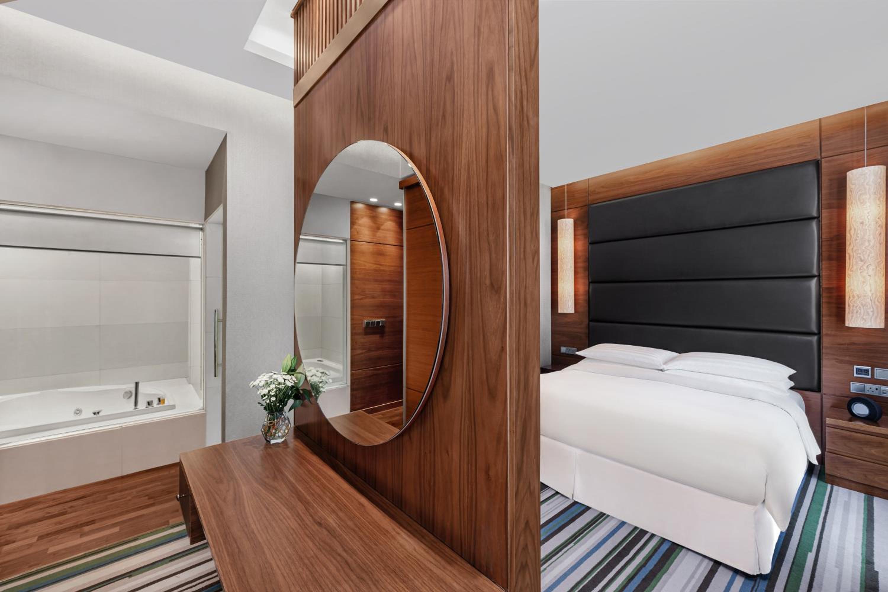 Business Suite (1 King Bed)