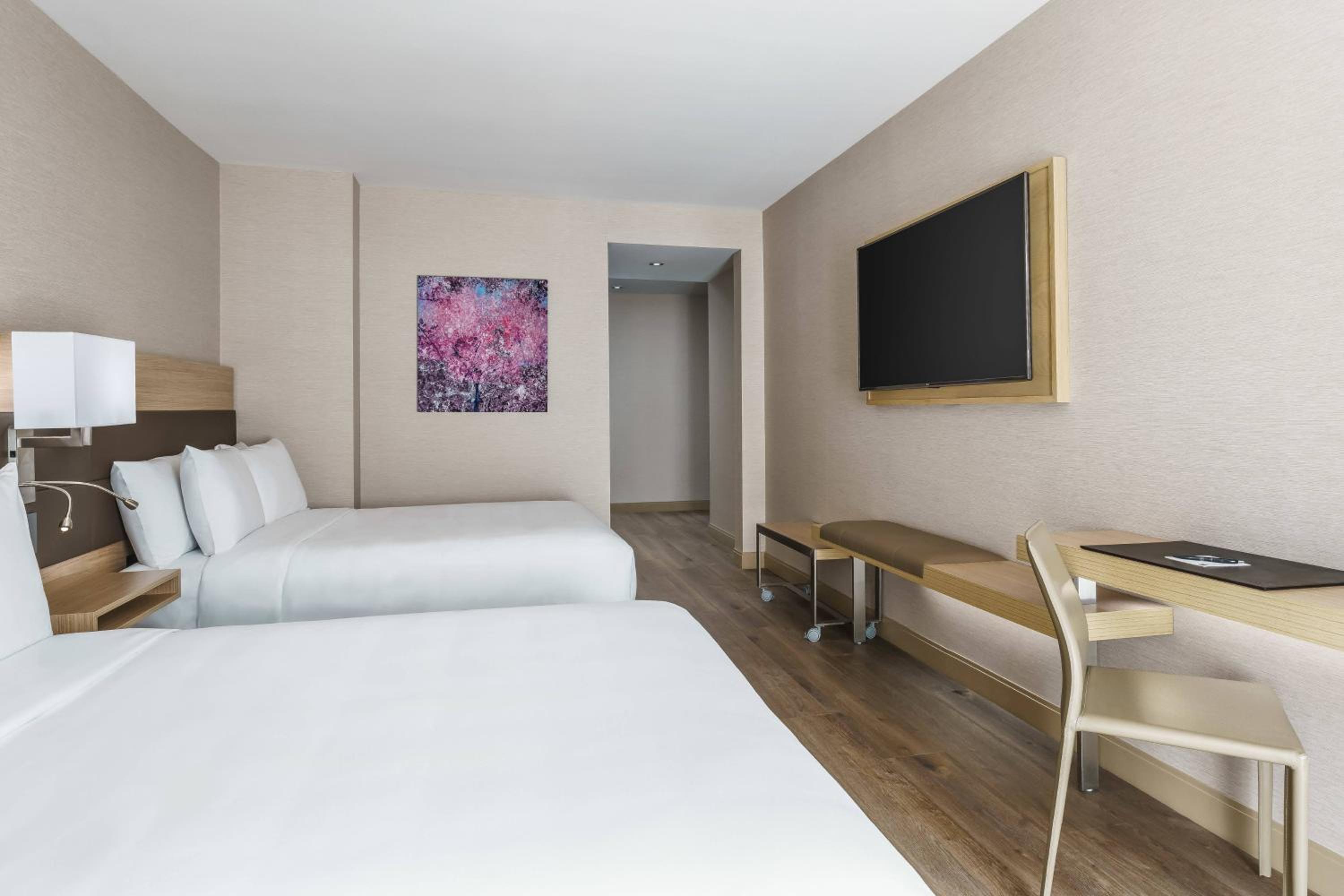 Guest room, 2 Queen, High floor - Photo 4