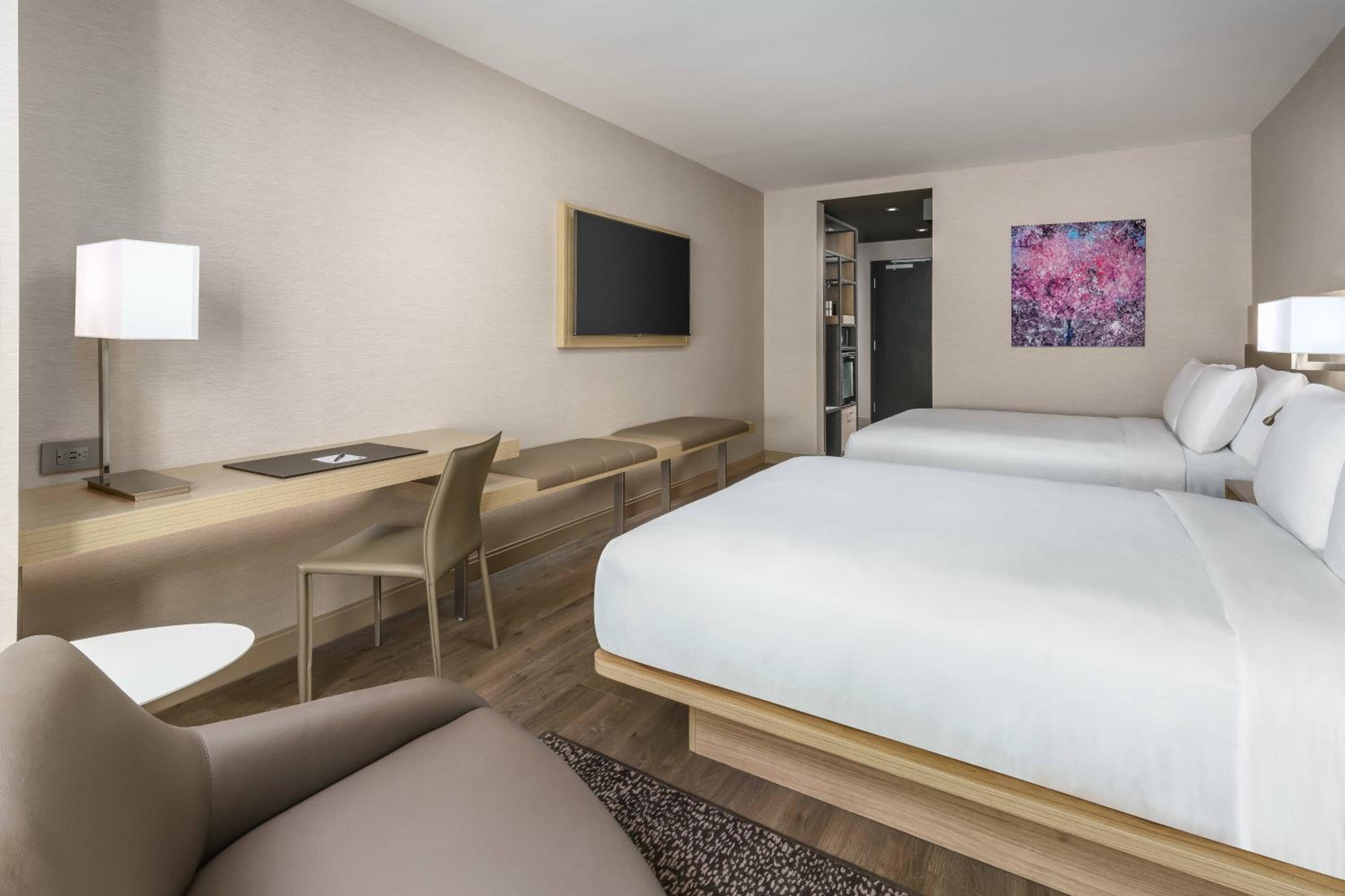 Guest room, 2 Queen, High floor - Photo 5