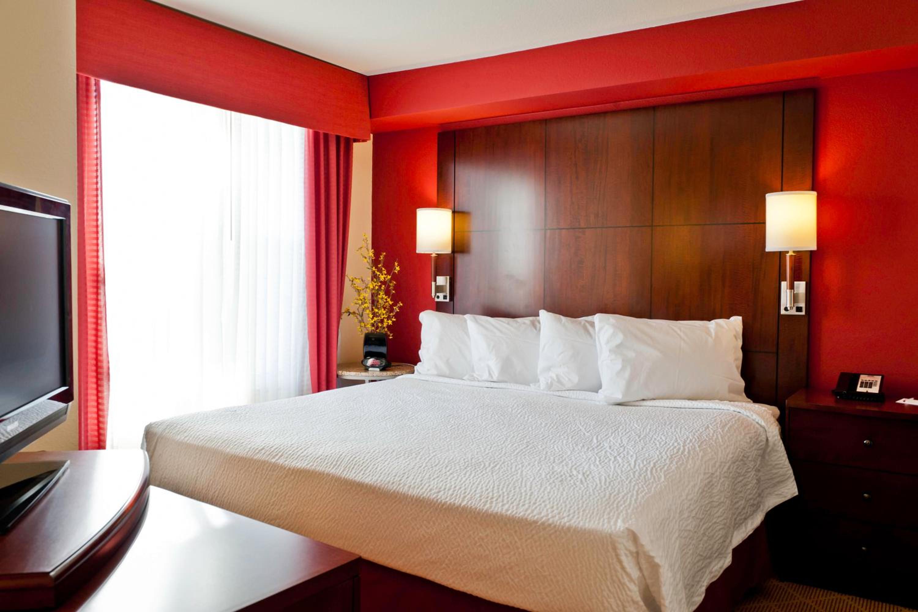 One-Bedroom King Suite with Sofa Bed - Photo 3