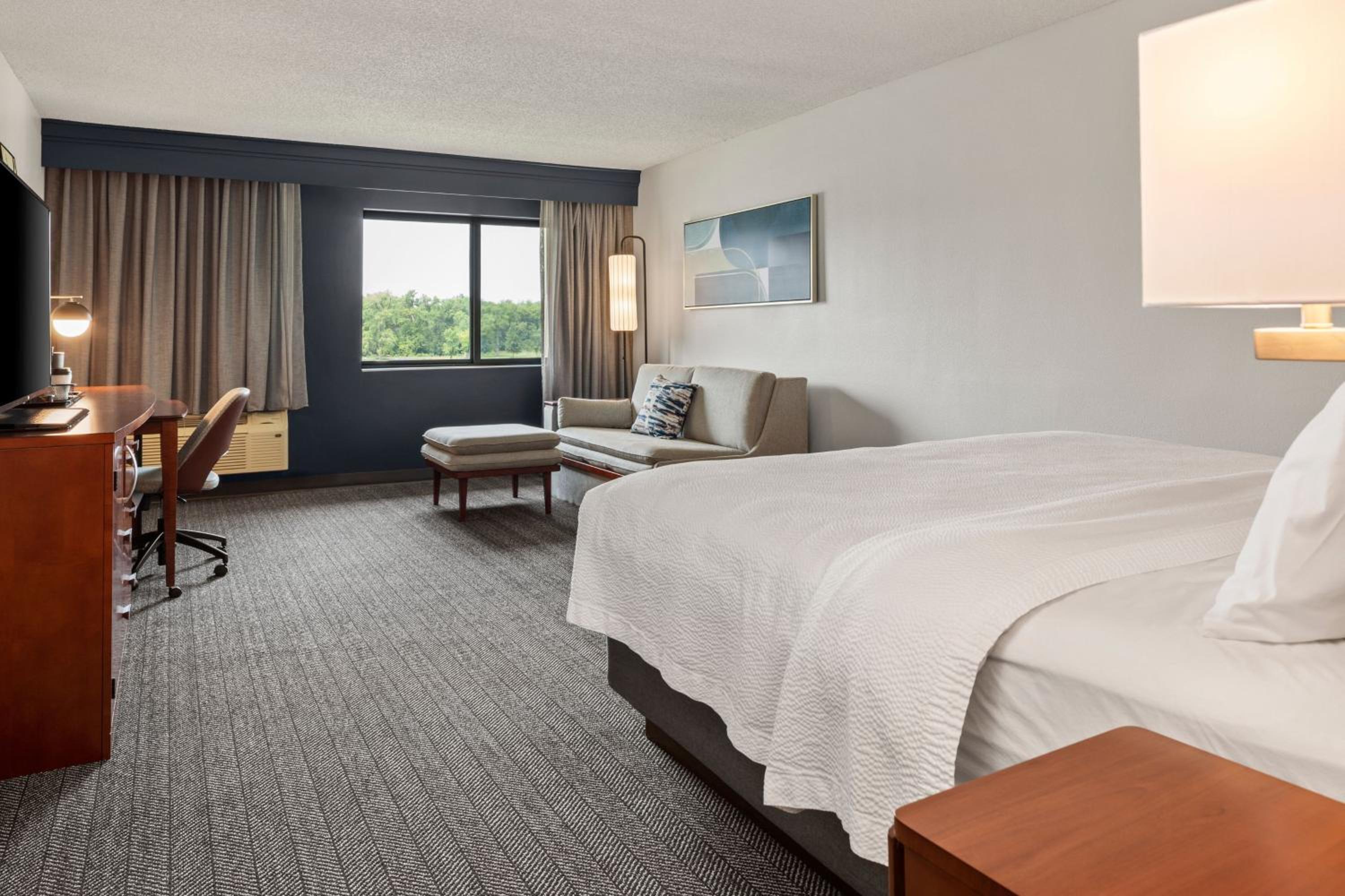 Larger Guest room, 1 King, Sofa bed, River view