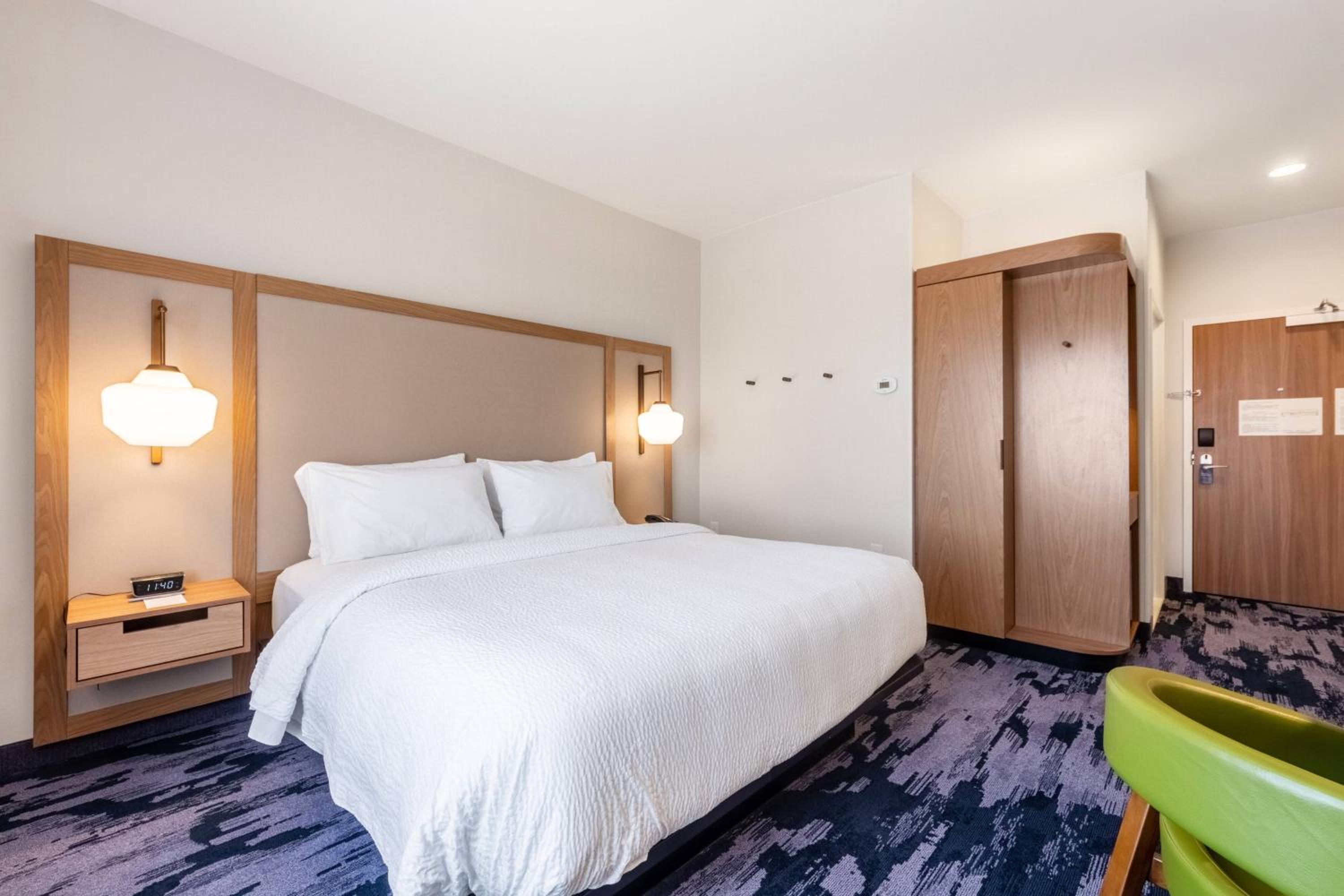 Guest Room, 1 King - Photo 2