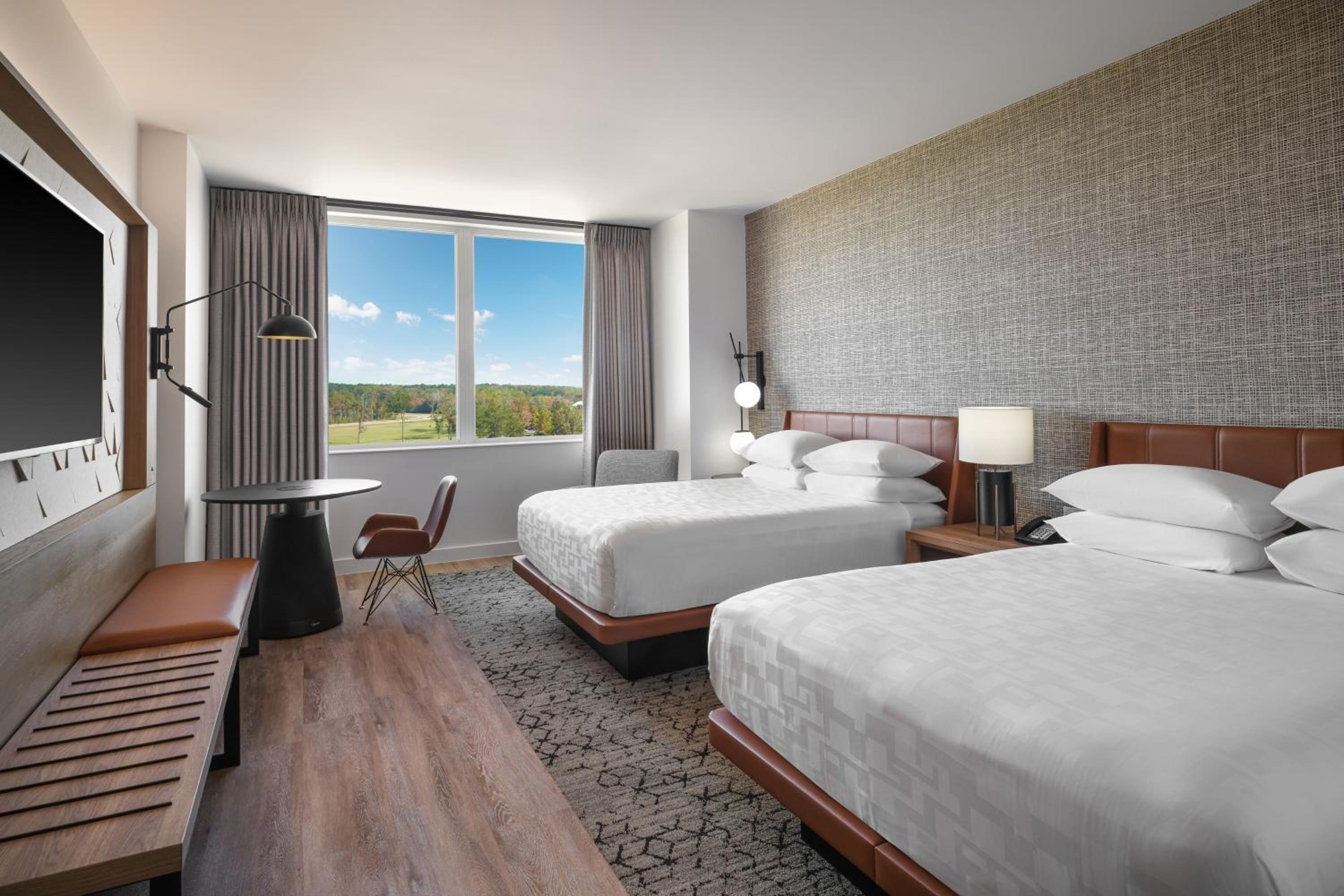 Club lounge access, Guest room with 2 Queen, Courtyard view