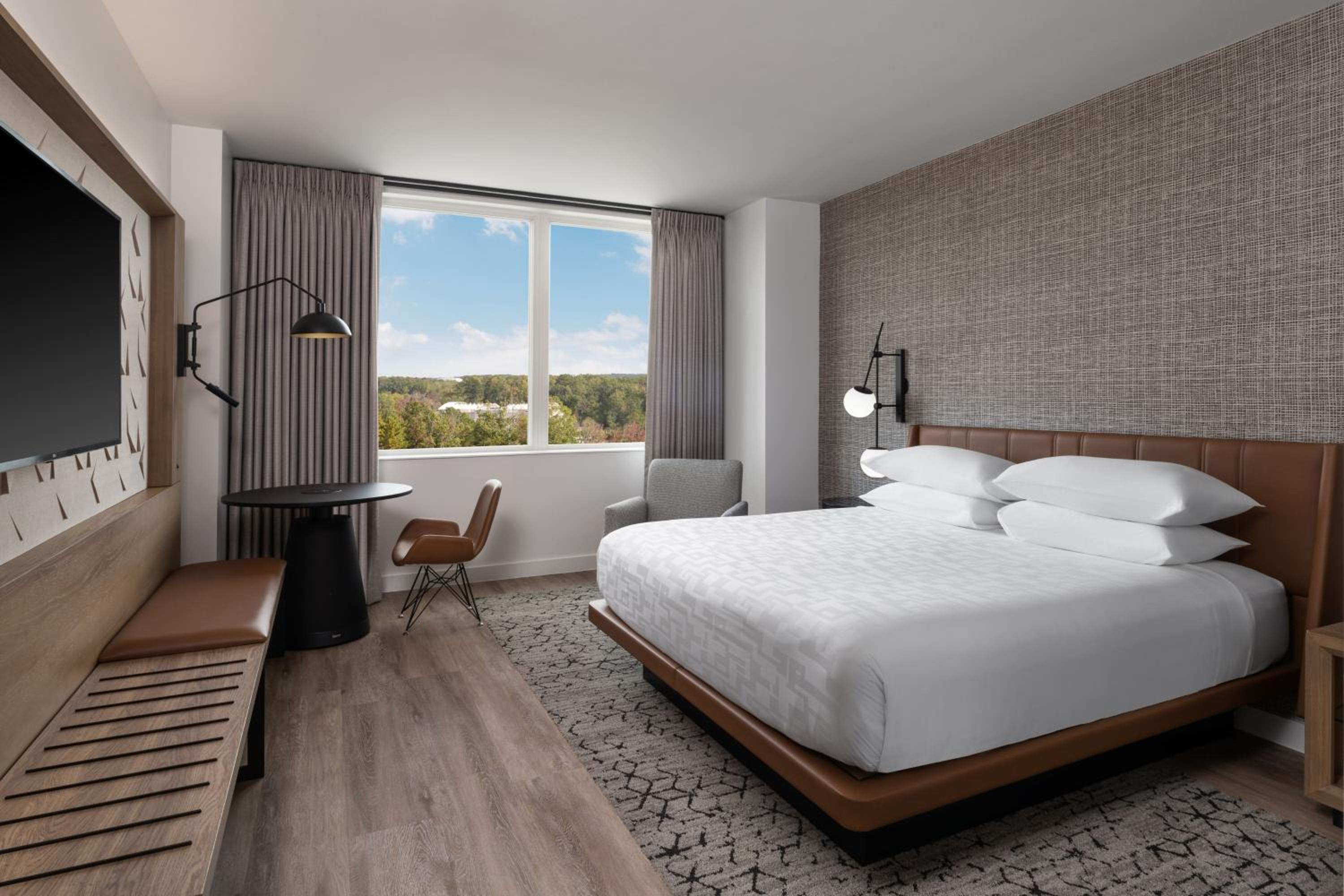 Club lounge access, Guest room with 1 King, Courtyard view