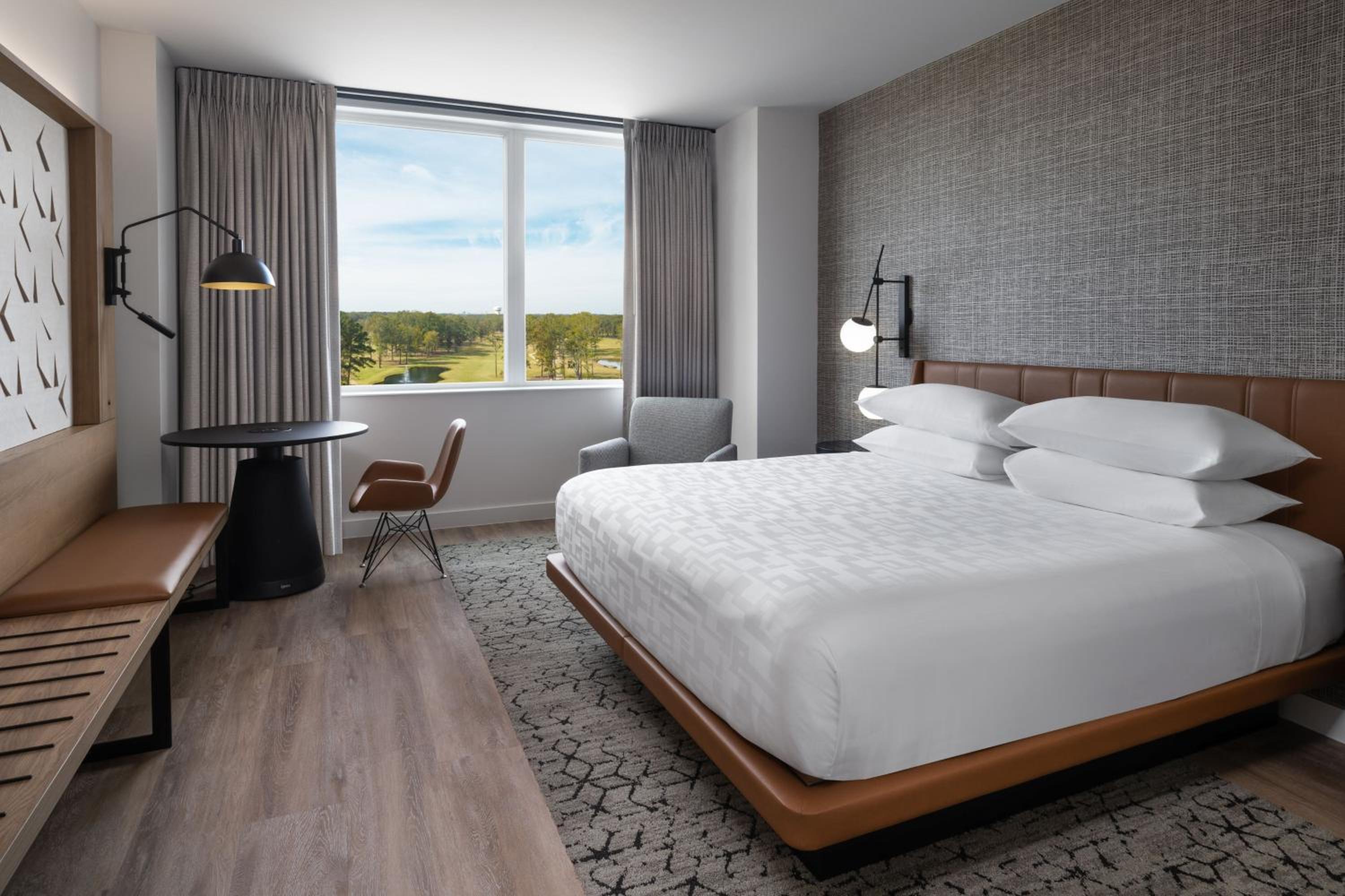 Club lounge access, Guest room with 1 King, Golf view