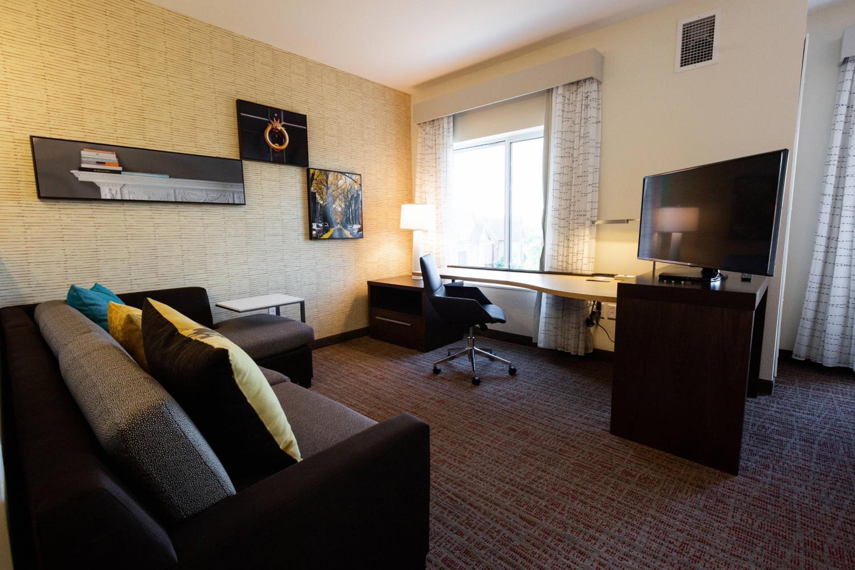 King Studio with Sofa Bed - Hearing Accessible photo 2