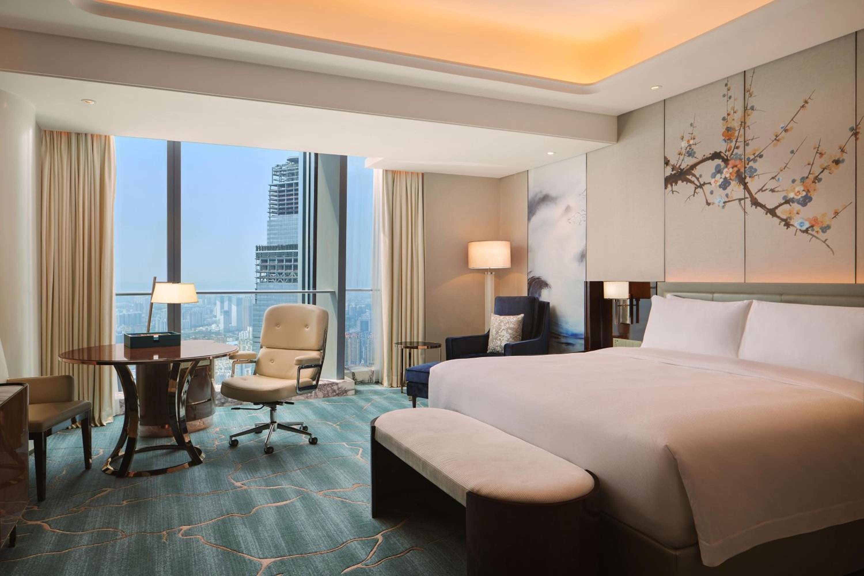Superior King Room with City View photo 3