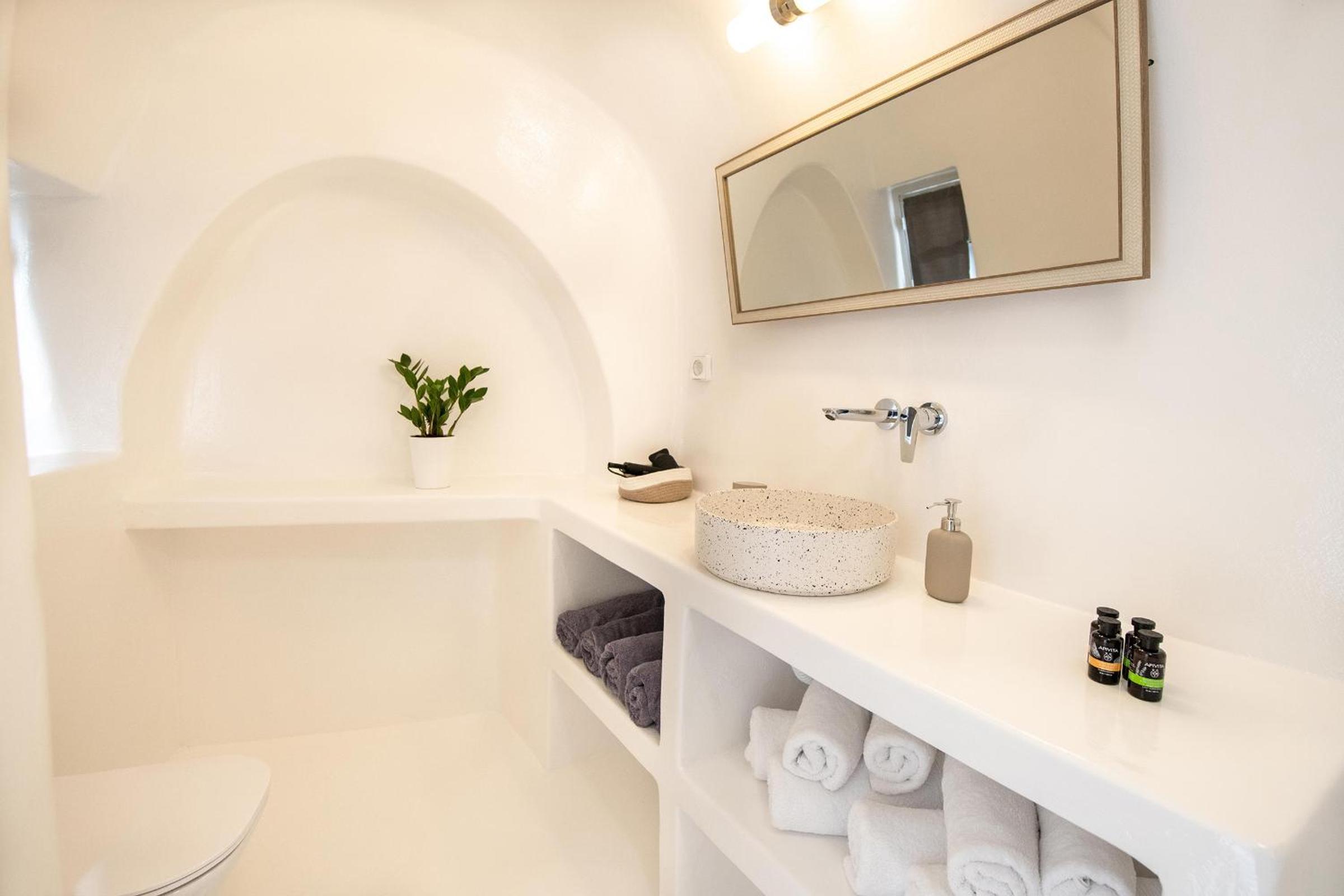 Luxury Two-Bedroom Cave Villa with outdoor Hot Tub, Sea and Sunset View photo 3