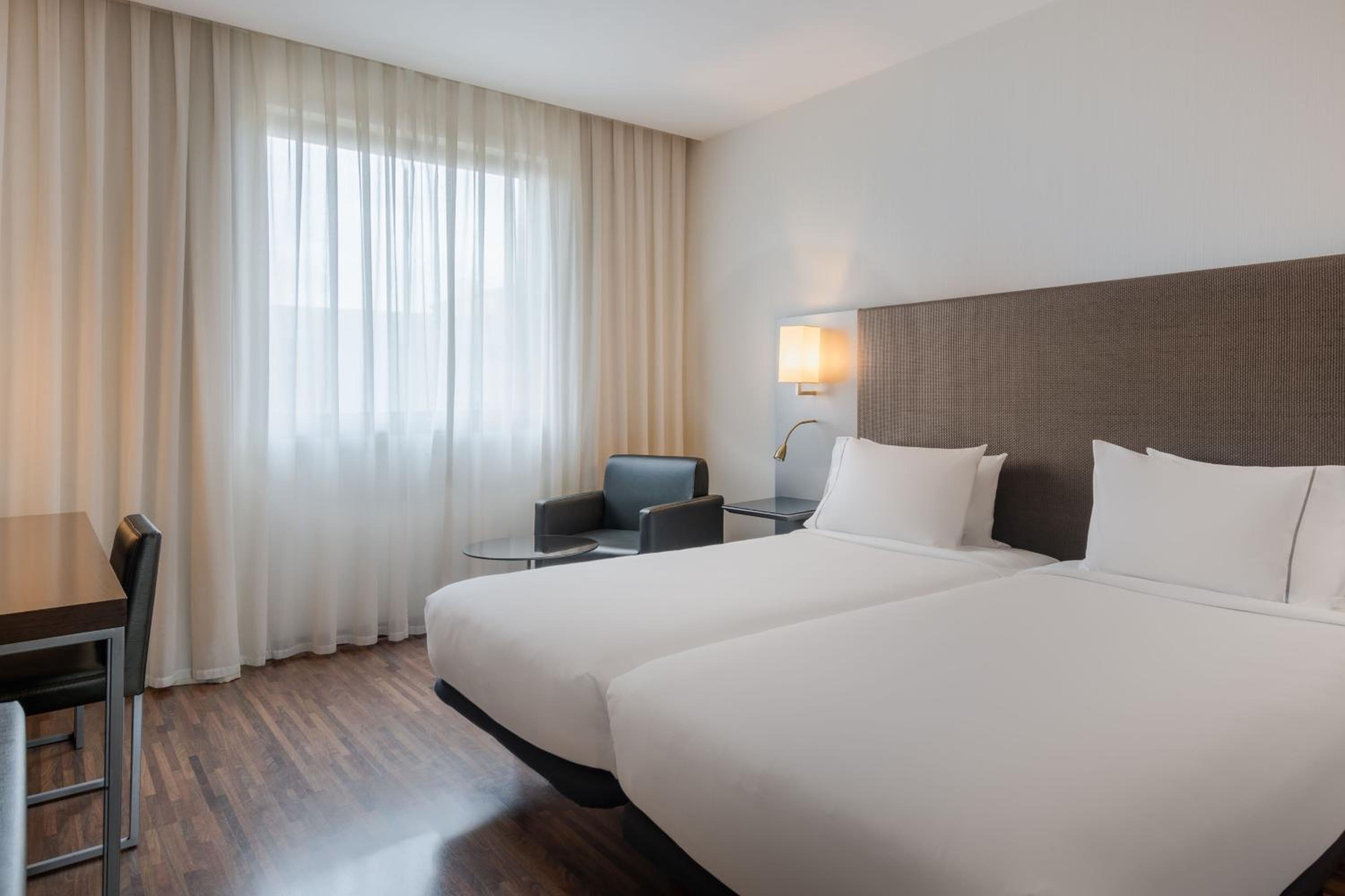 Standard Twin Room - Photo 2