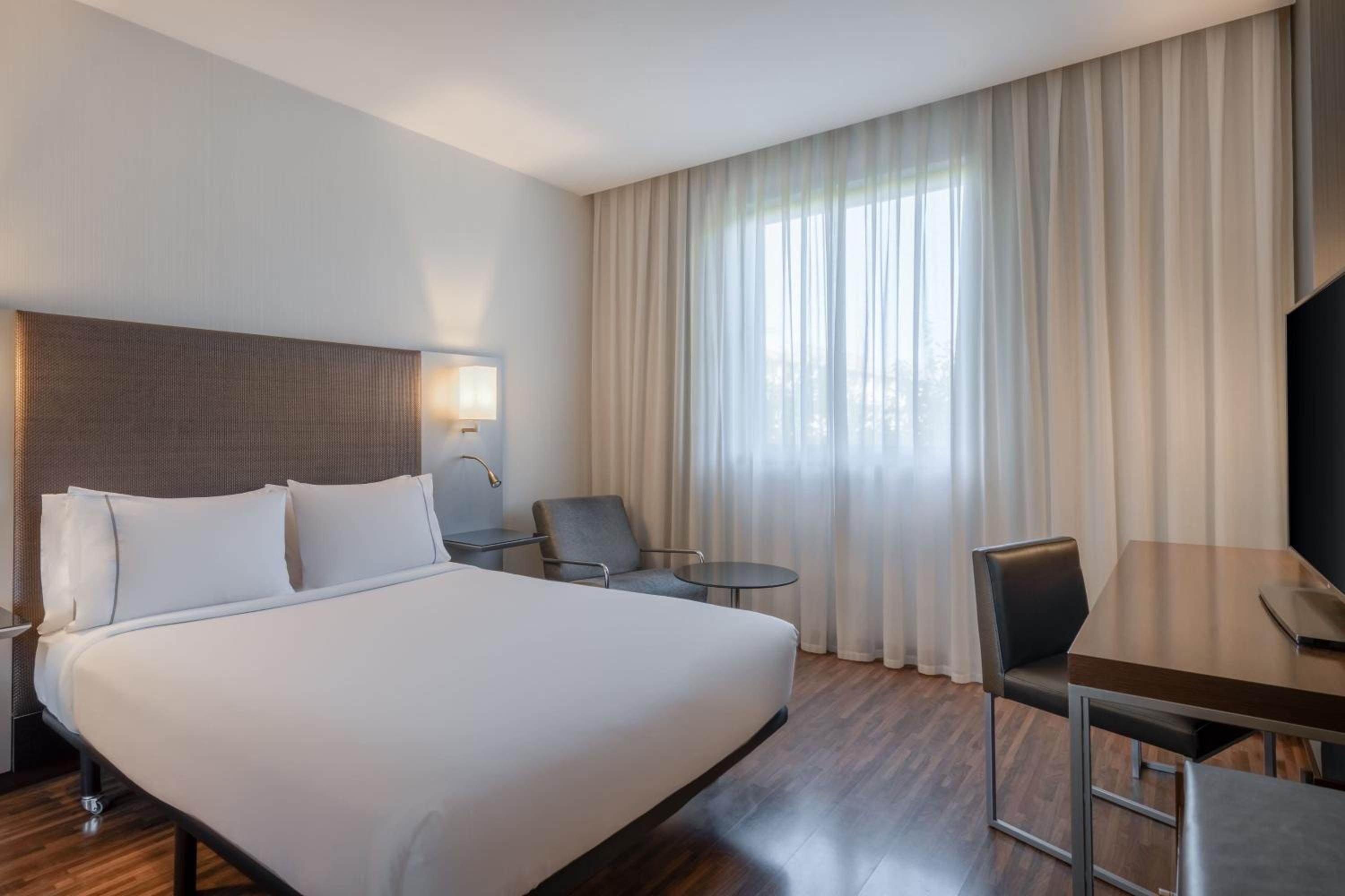 Standard Room, Guest room, 1 Queen - Photo 1