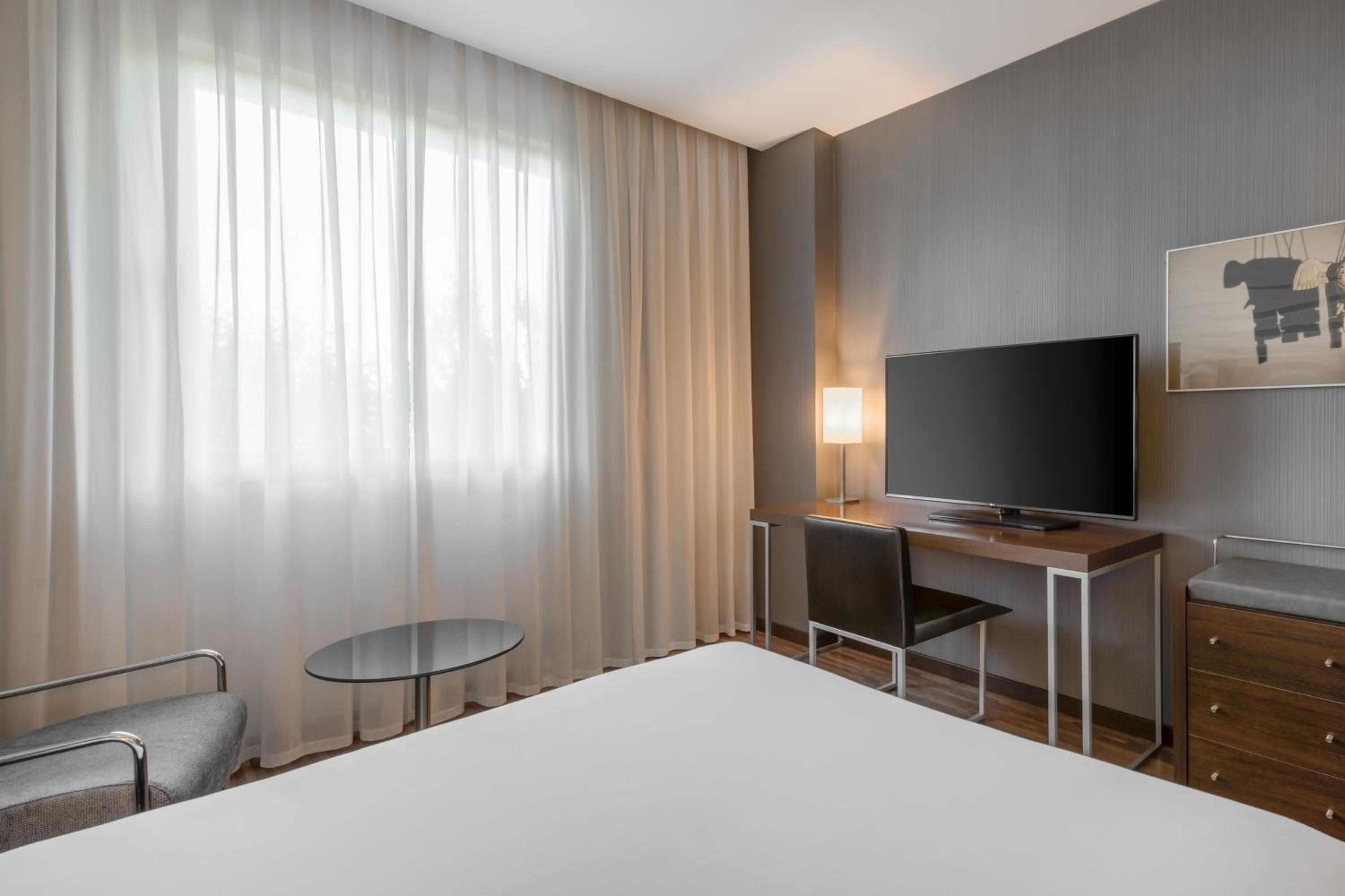 Standard Room, Guest room, 1 Queen - Photo 3