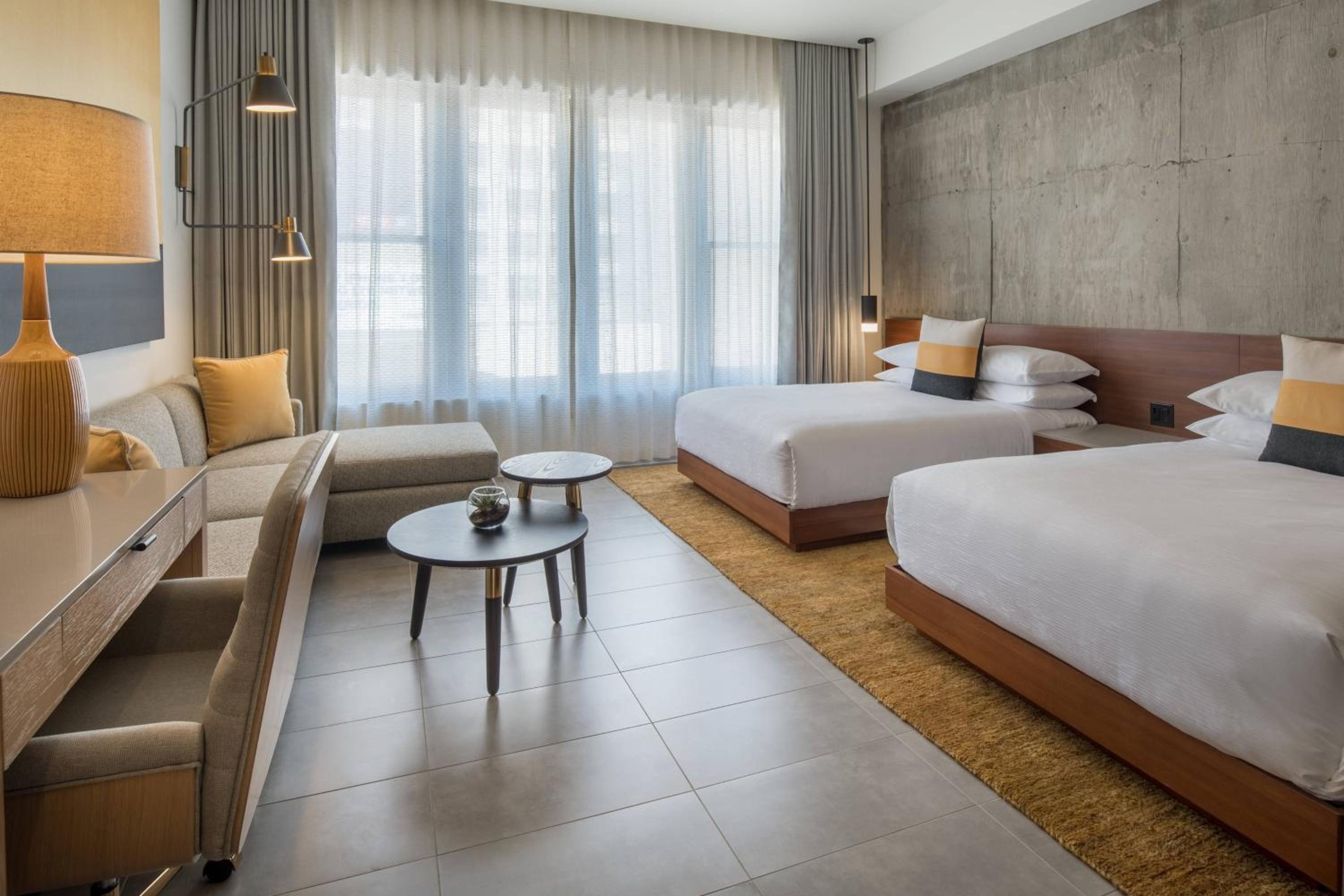 Premium Double Room with Two Double Beds and City View - Photo 4