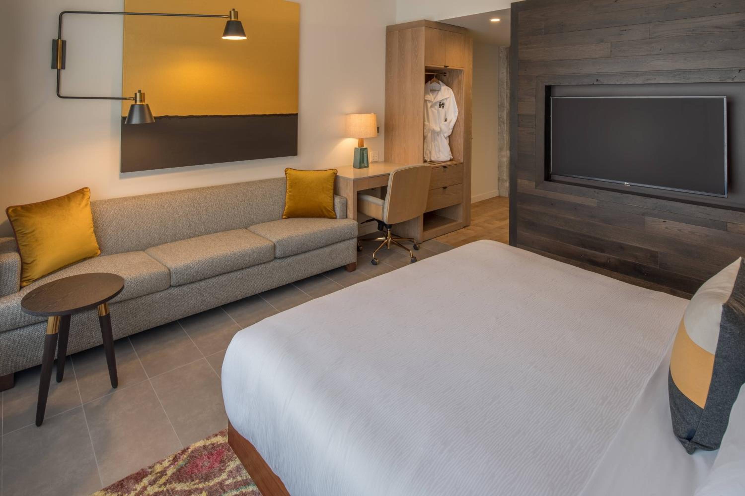 Deluxe King Room with City View - Photo 4