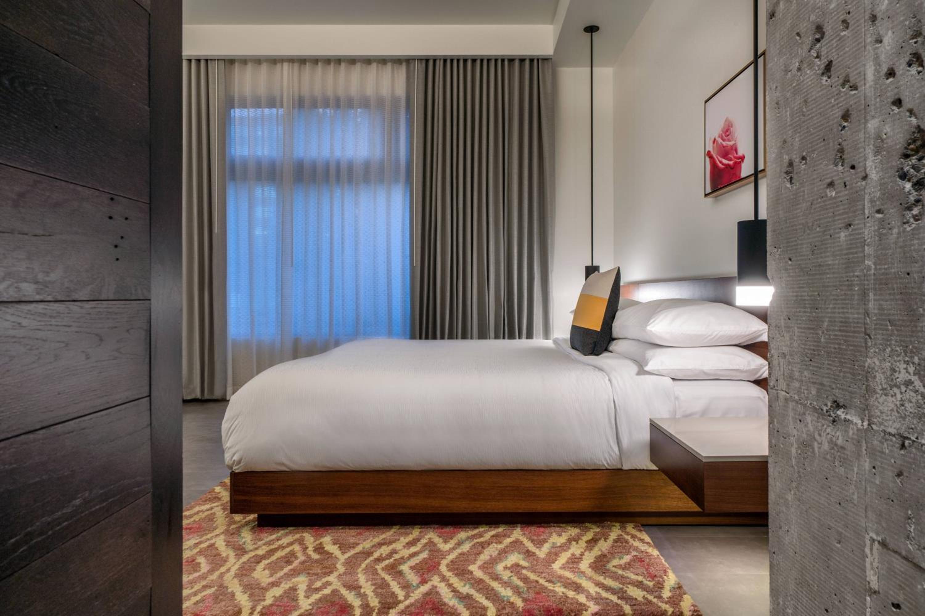 Corner Junior King Suite with City View - Photo 2