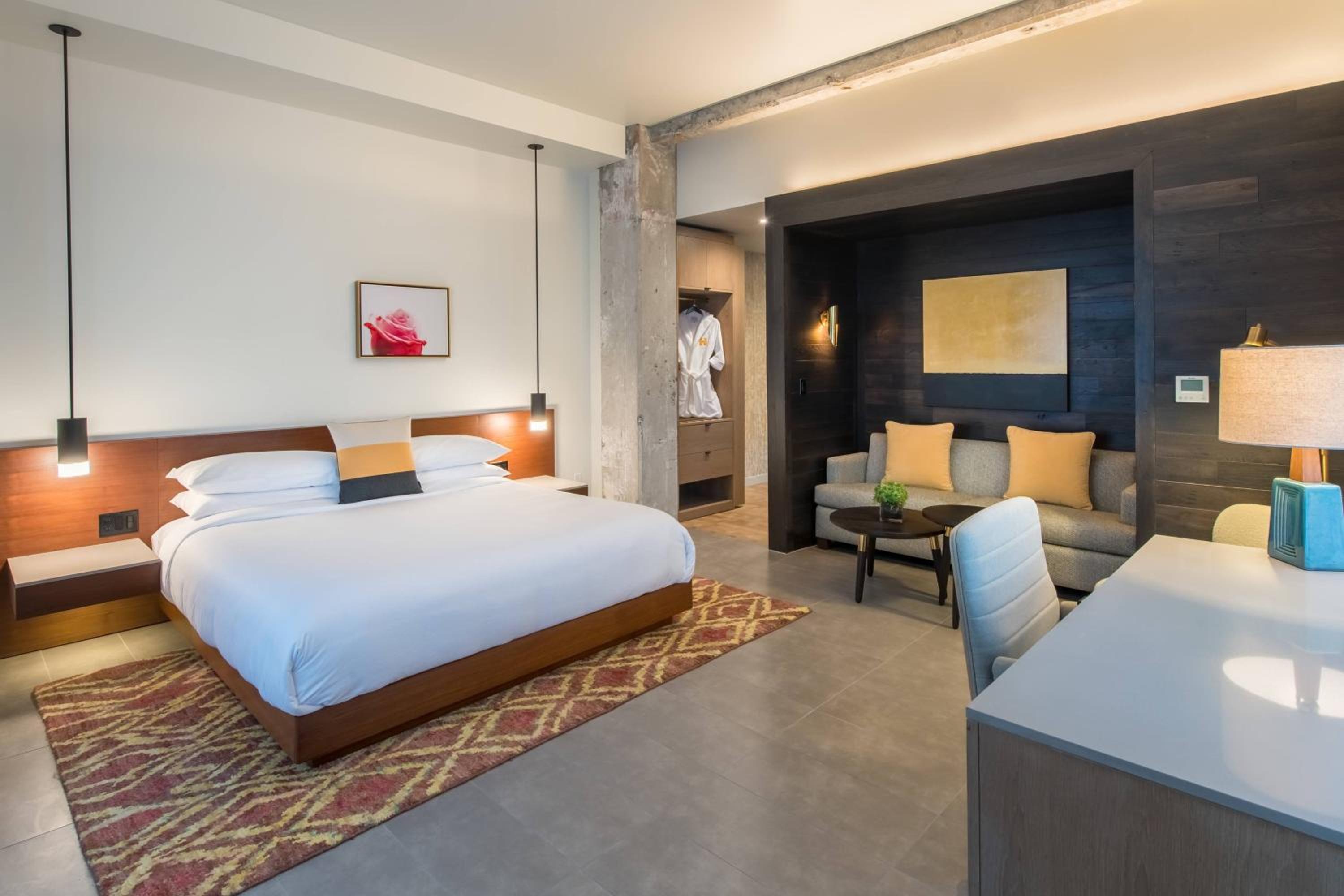 Corner Junior King Suite with City View - Photo 1