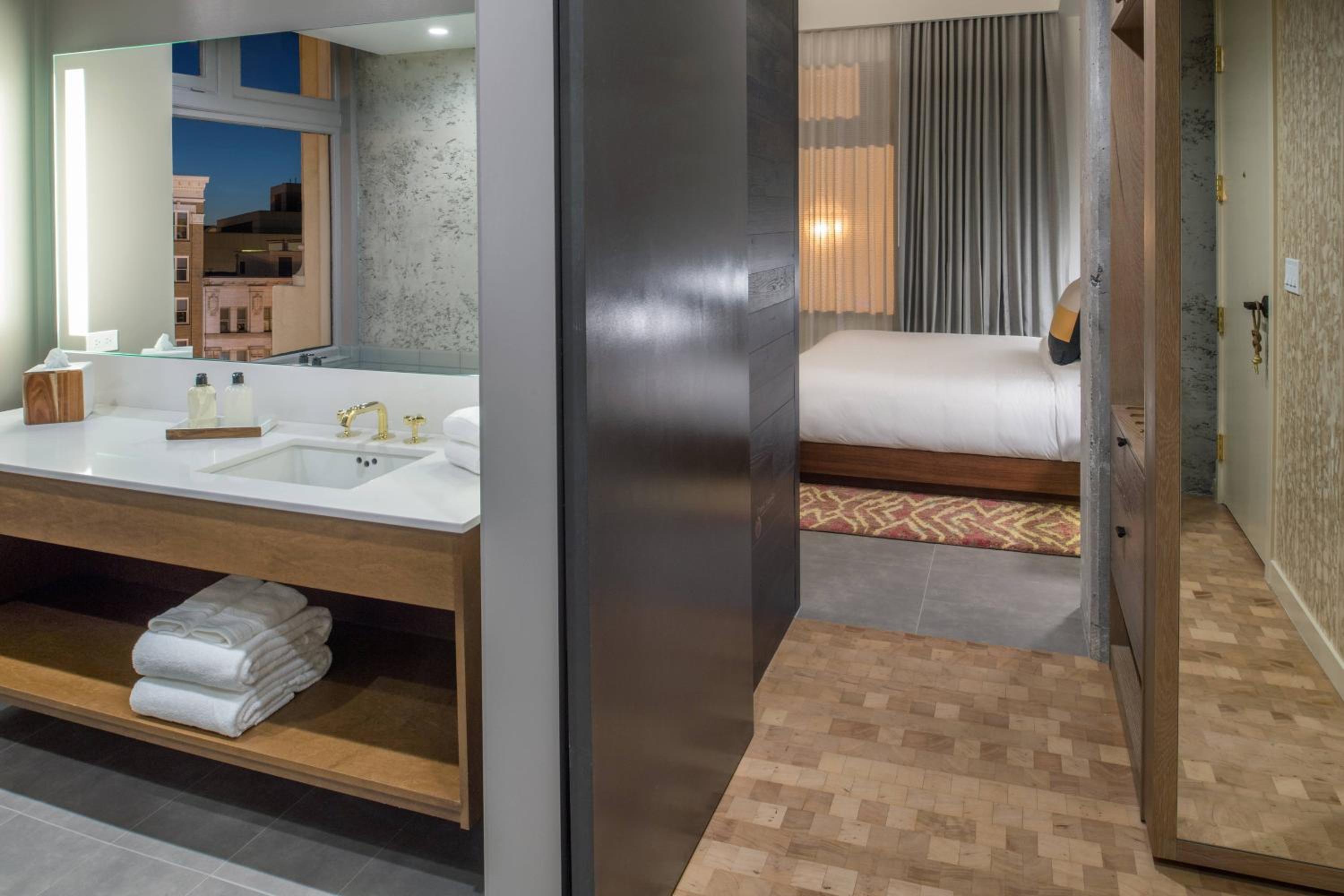 Corner Junior King Suite with City View - Photo 4