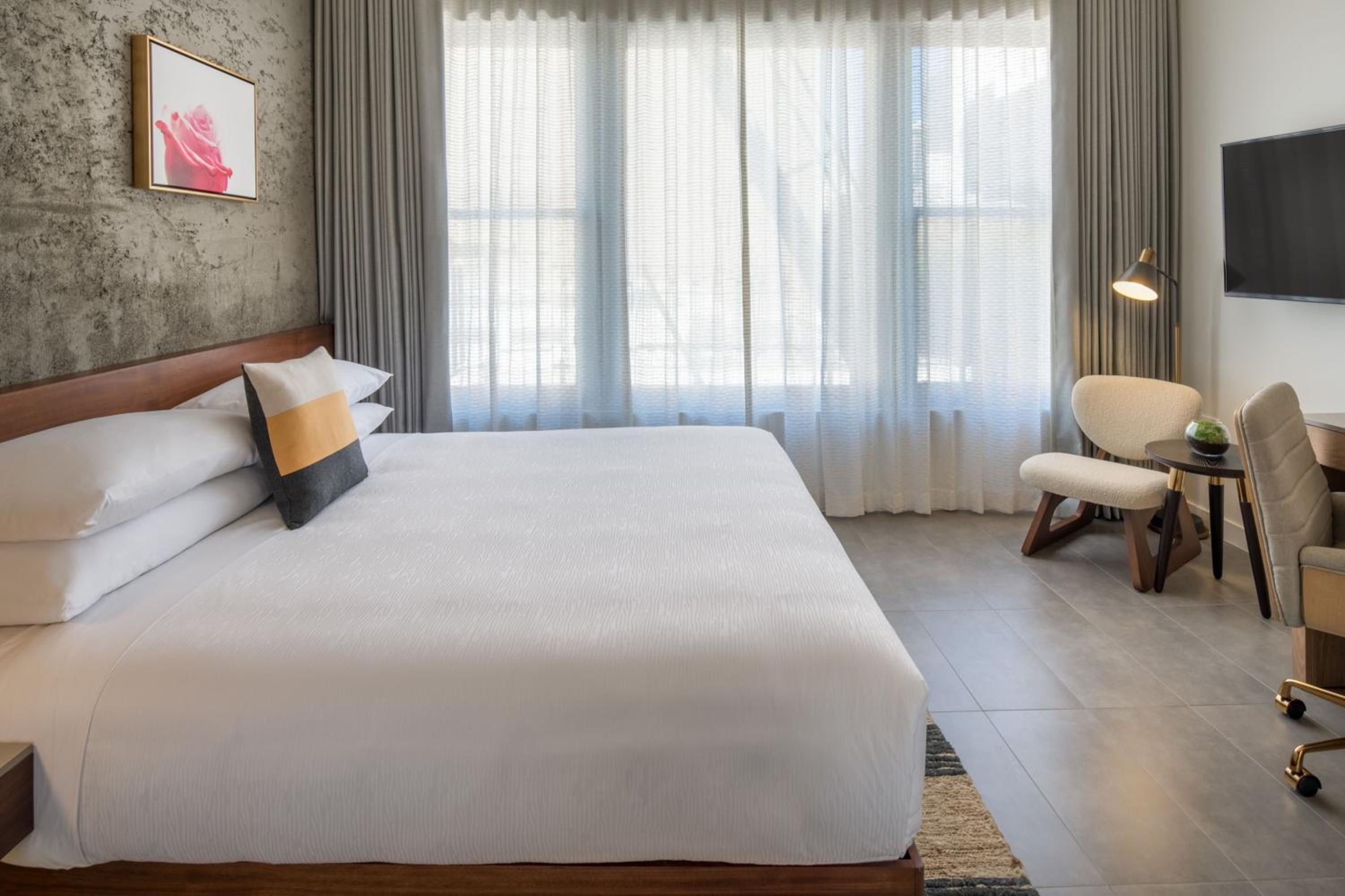Deluxe King Room with City View - Photo 1
