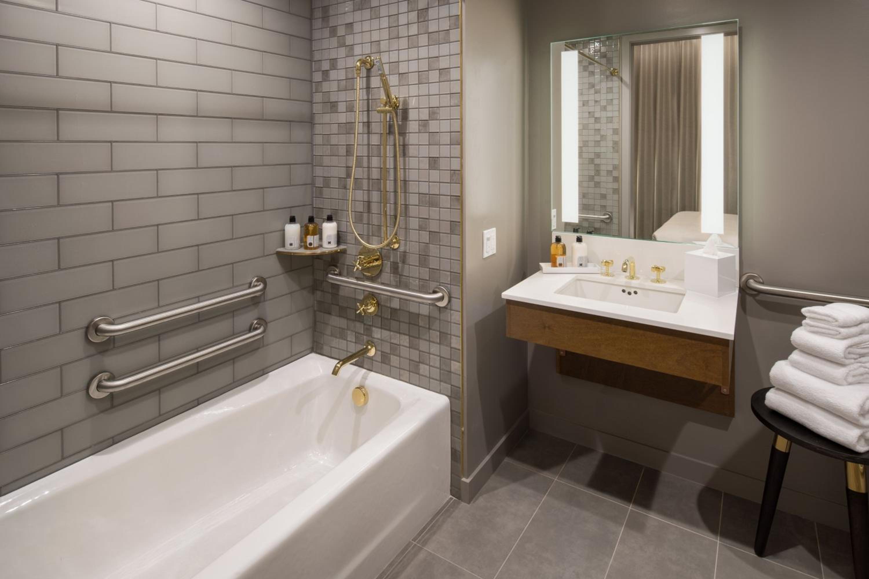 Deluxe King Room with City View - Photo 5