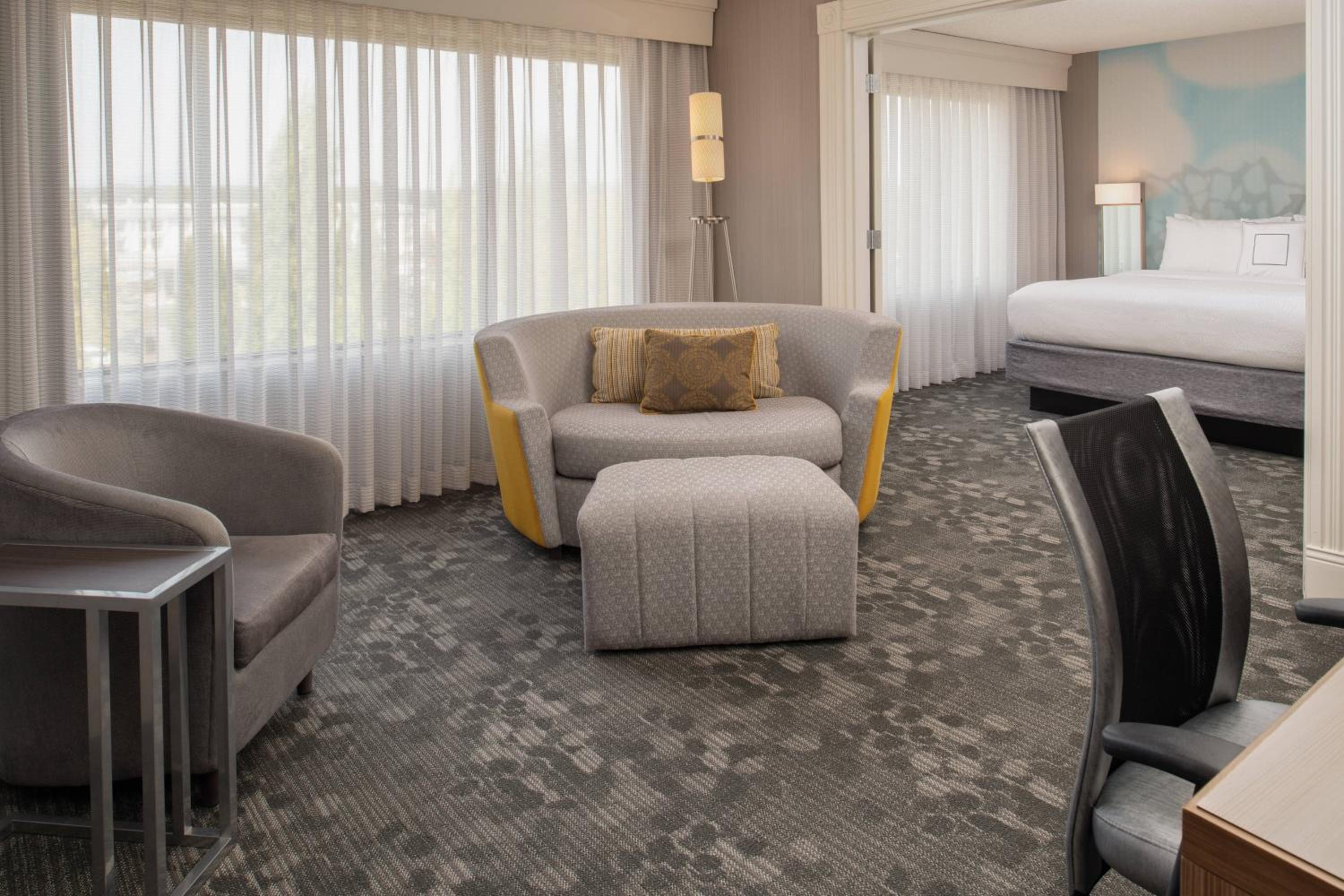 One-Bedroom Suite - Photo 2