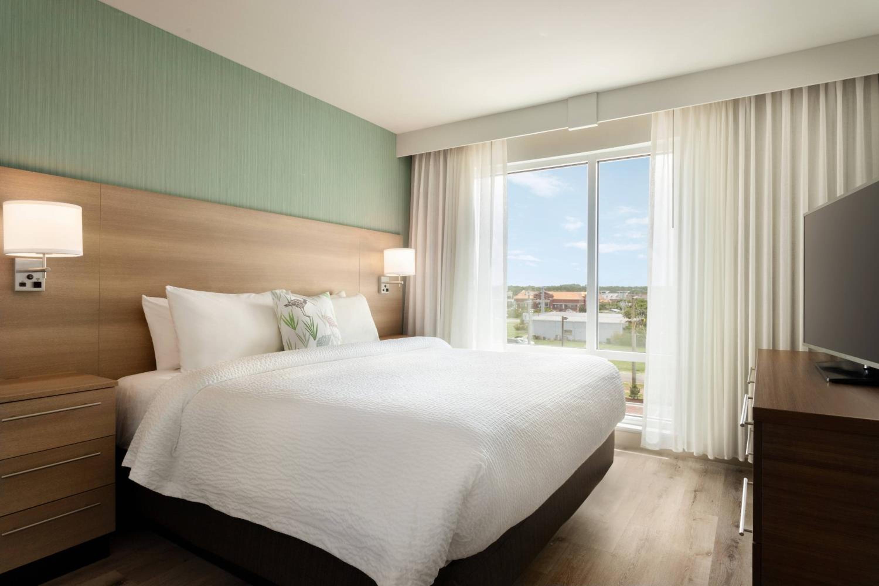 1 Bedroom Suite, 1 King, Sofa bed, Inland view