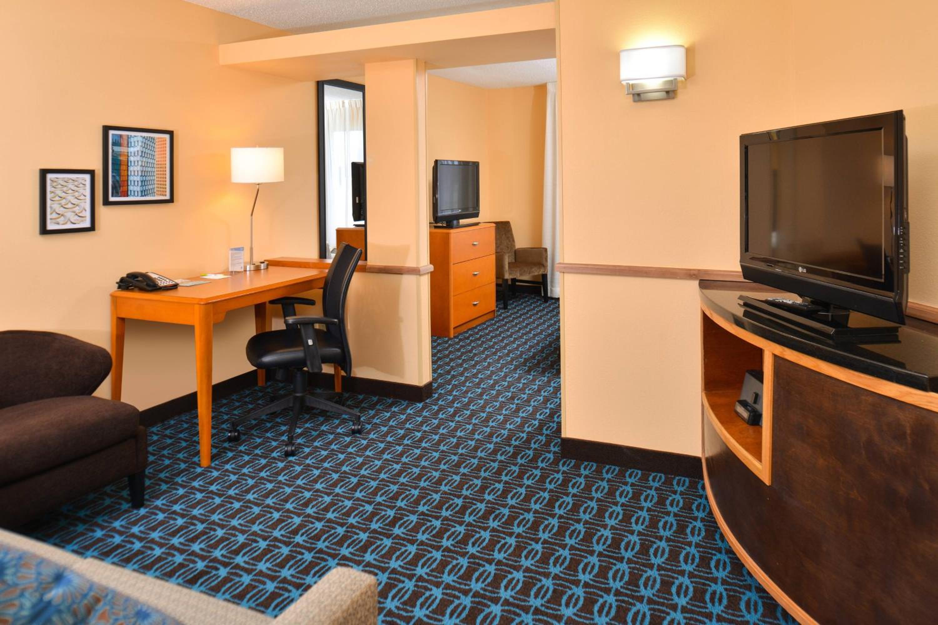 King Room with Sofa Bed - Photo 4
