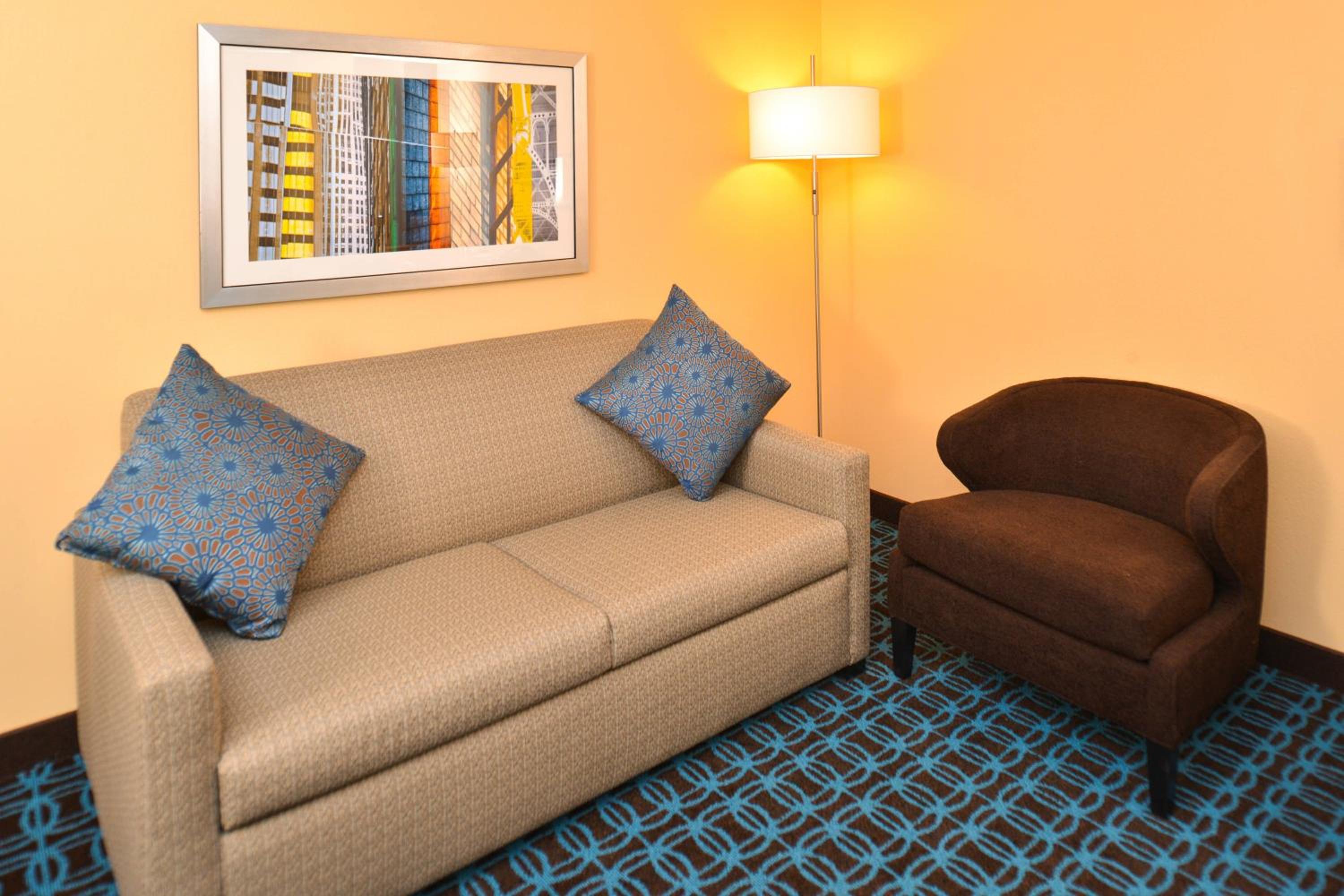 King Room with Sofa Bed - Photo 3