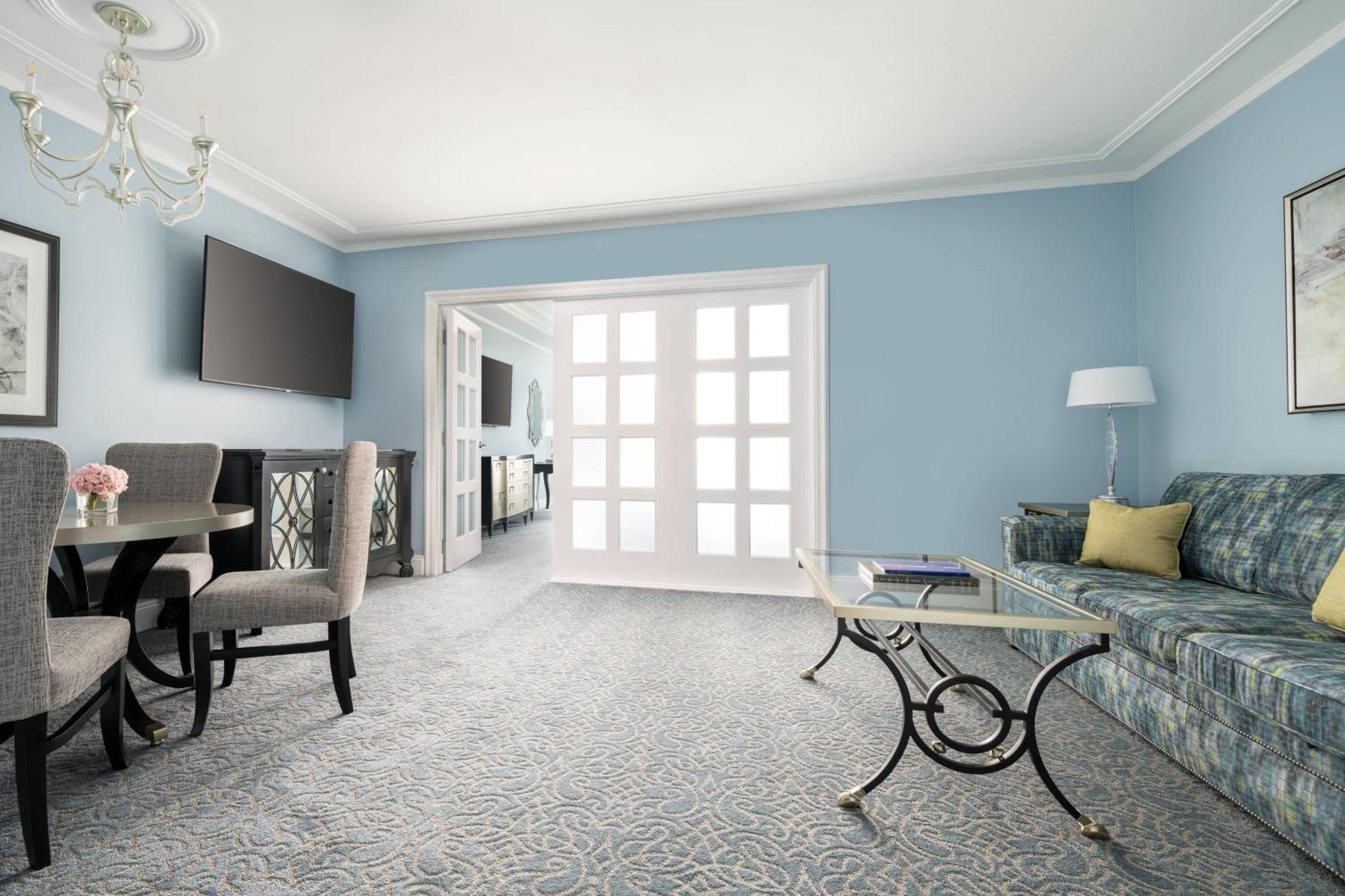 Premium Suite, 1 Bedroom Larger Suite, 2 Queen, Sofa bed - Photo 1