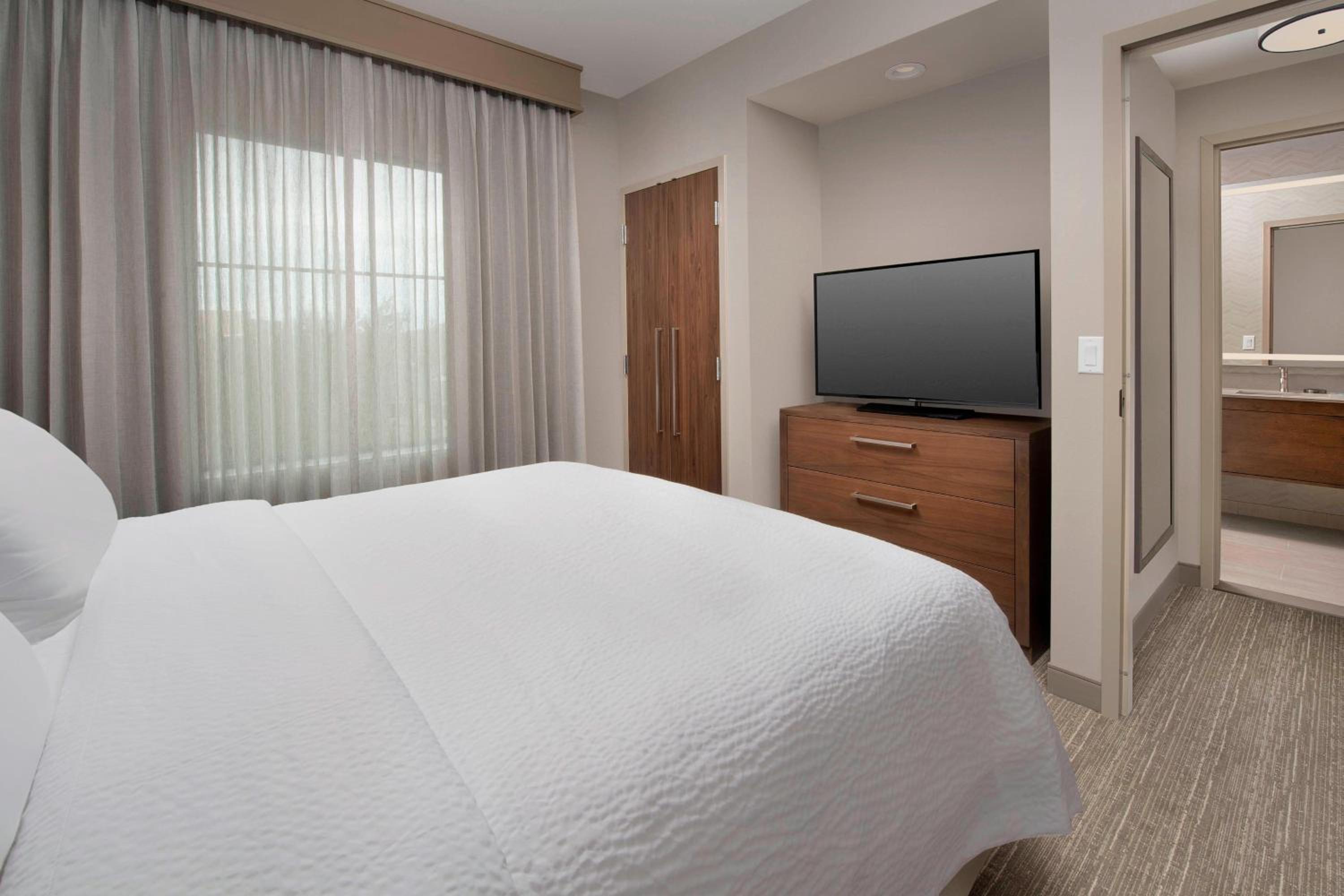 One-Bedroom King Suite with Sofa Bed photo 3
