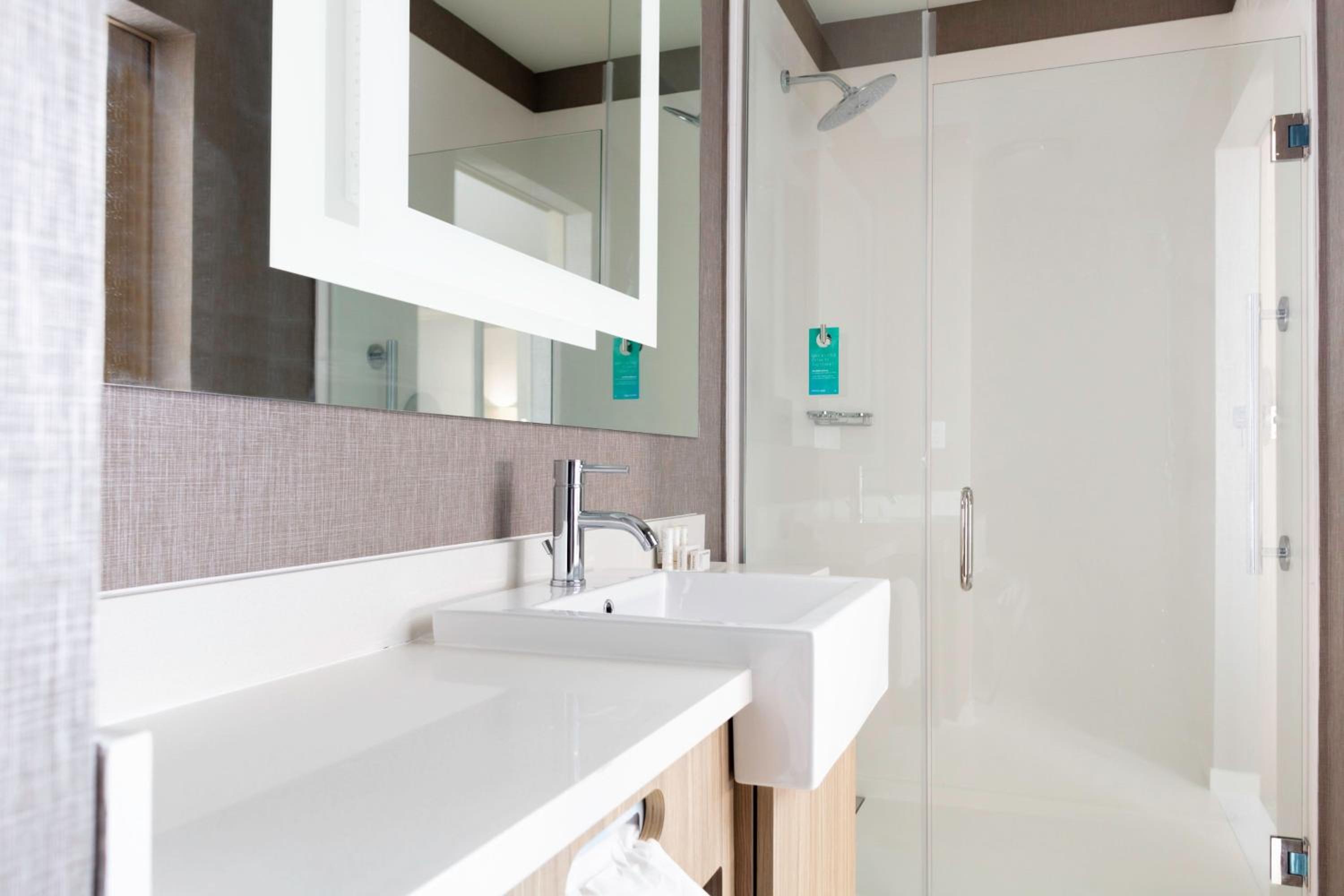 One-Bedroom Studio Queen Suite - Mobility/Hearing Accessible with Tub photo 3
