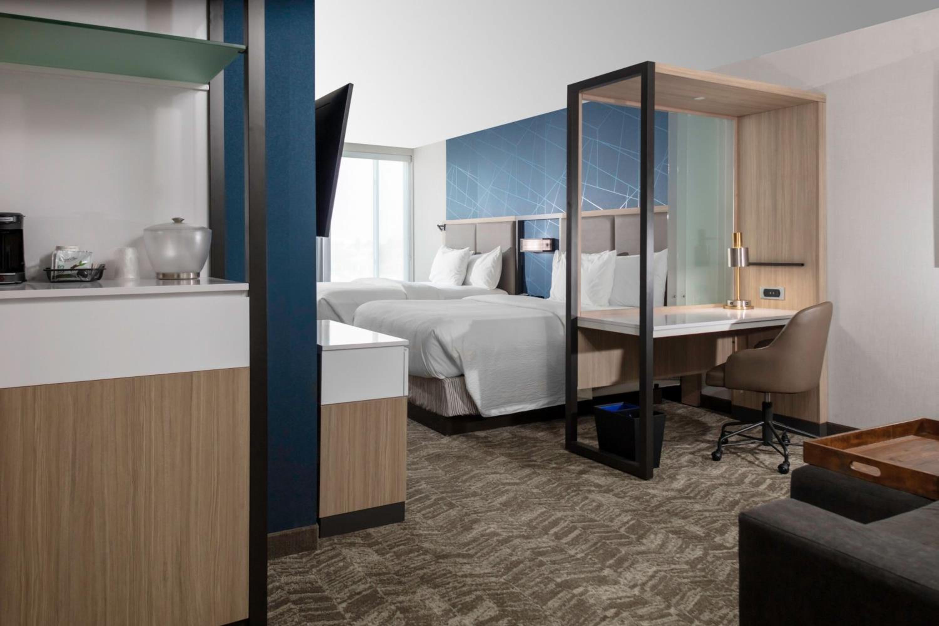 One-Bedroom Studio Queen Suite - Mobility/Hearing Accessible with Tub photo 2