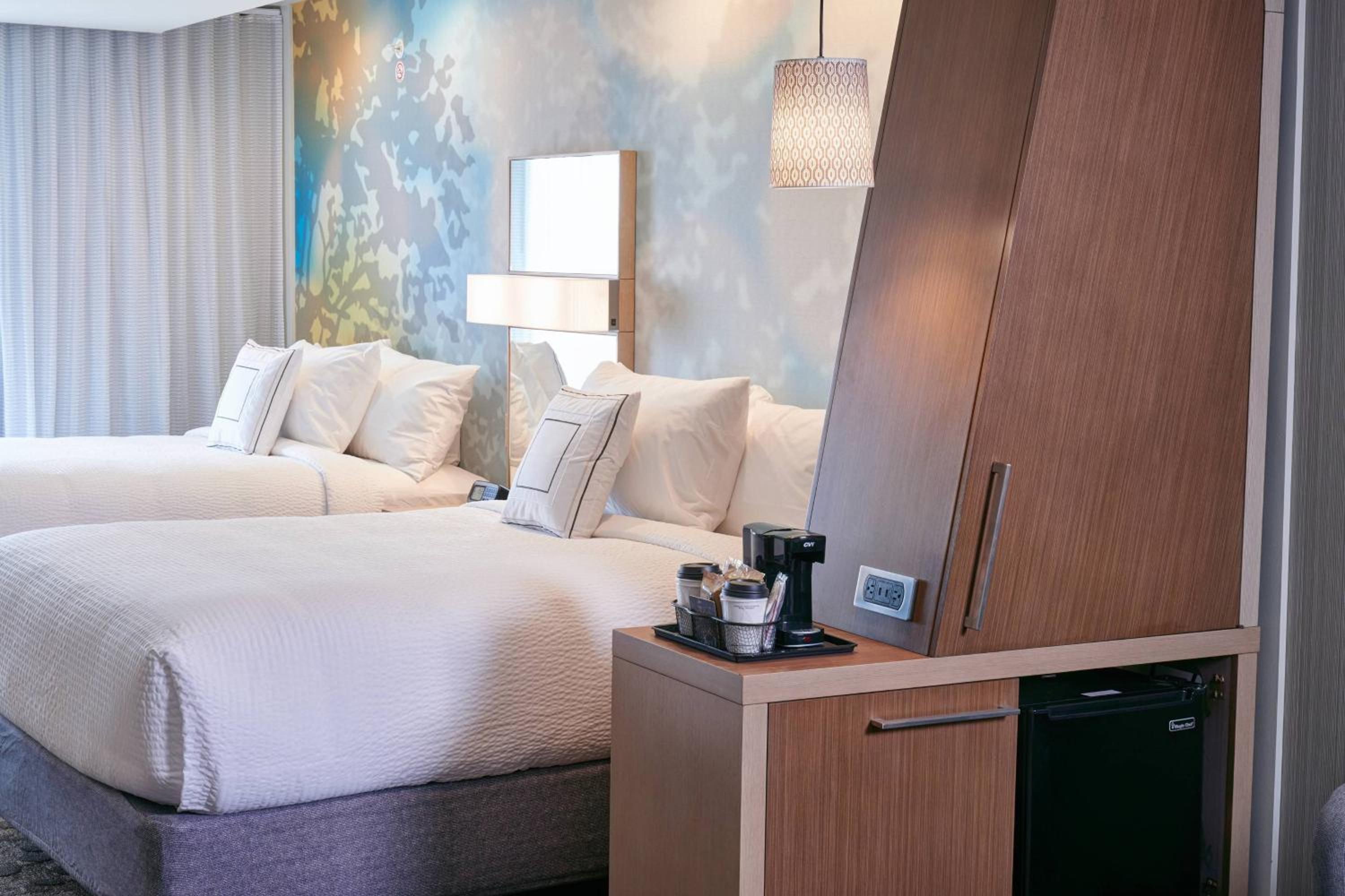 Queen Suite with Sofa Bed and Adapted Tub - Mobility Accessible photo 2