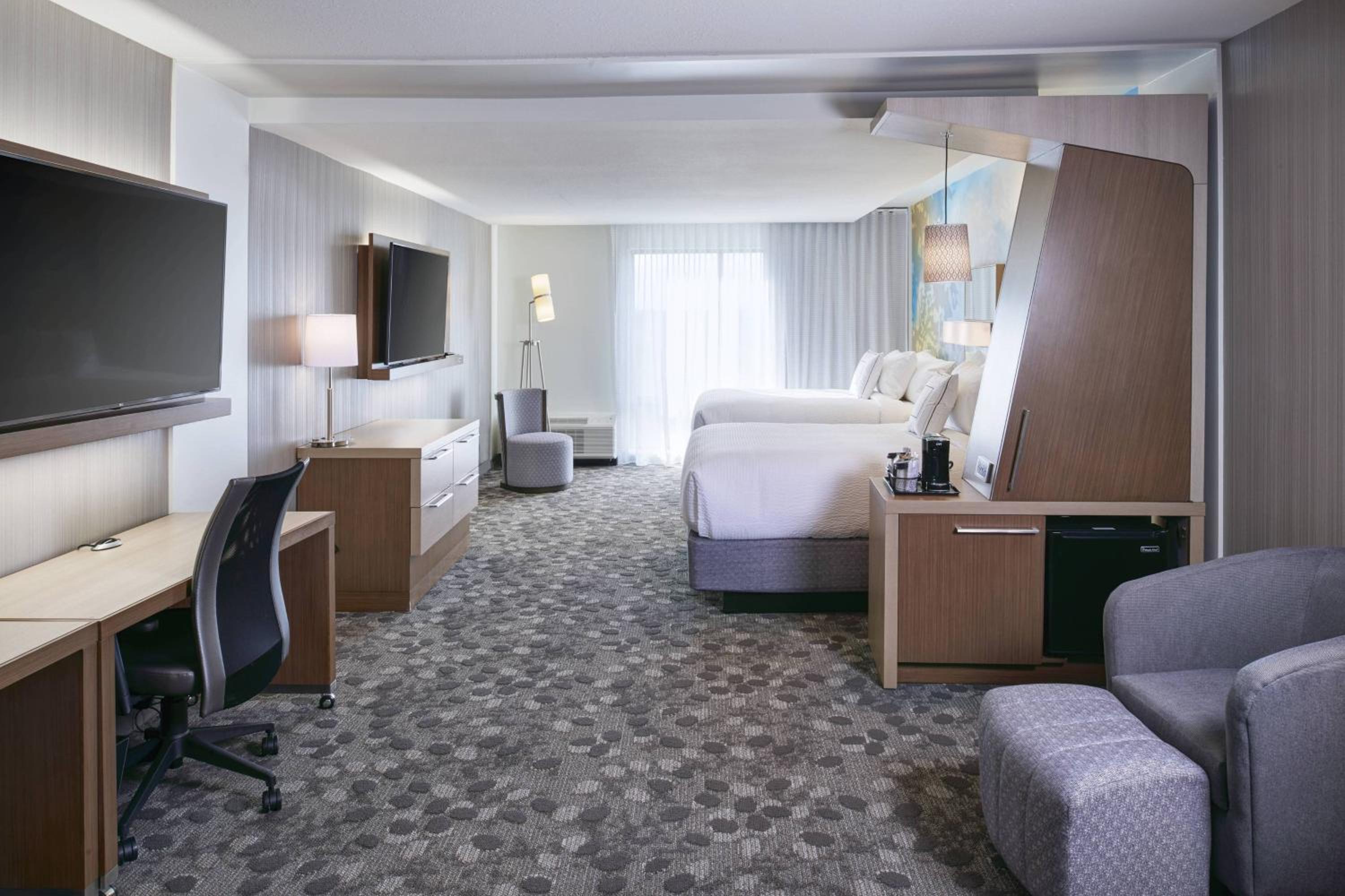 Queen Suite with Sofa Bed and Adapted Tub - Mobility Accessible photo 3