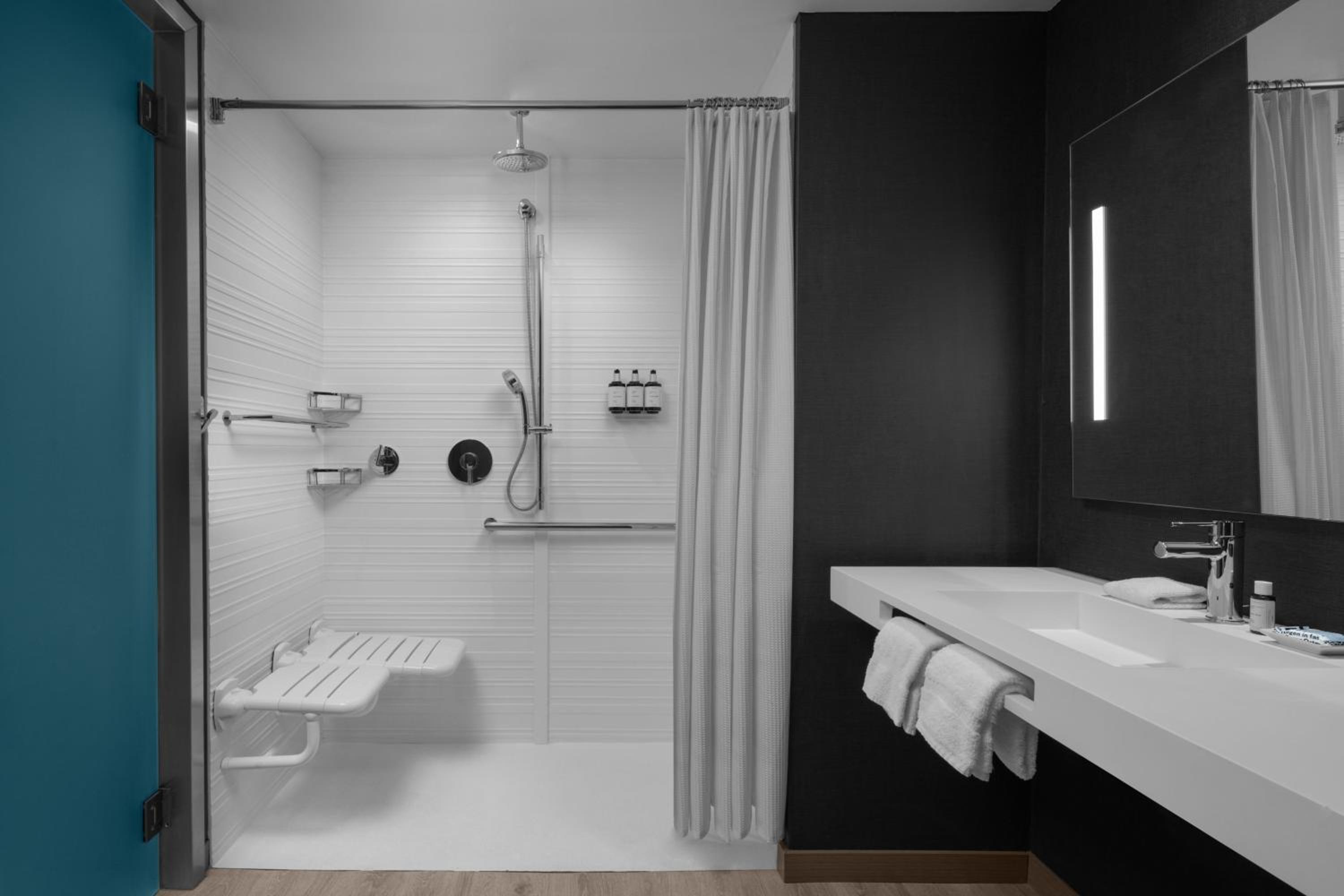 Queen Room with Two Queen Beds and Adapted Tub - Mobility and Hearing Accessible photo 3