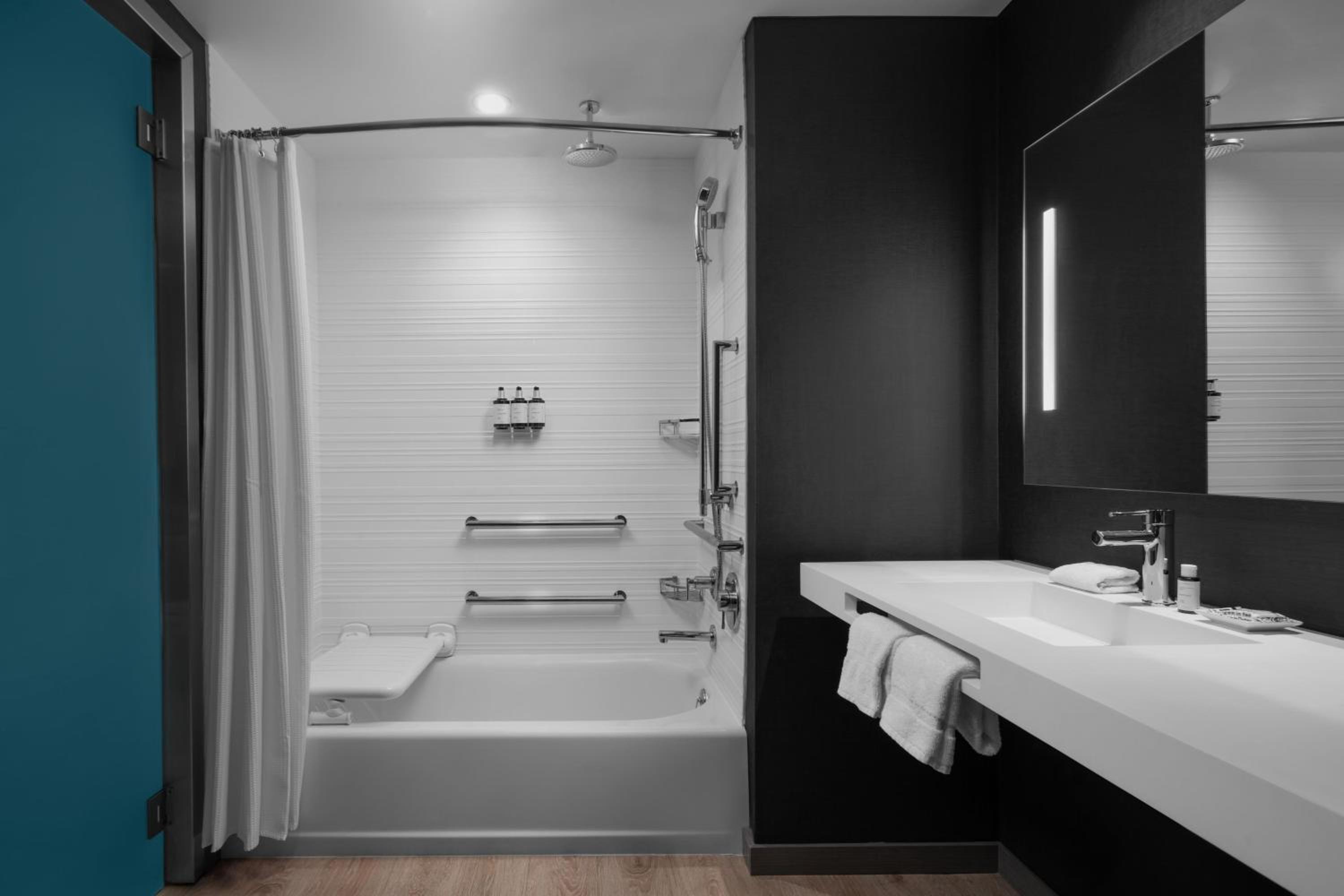 Queen Guest Room with Two Queen Beds photo 3