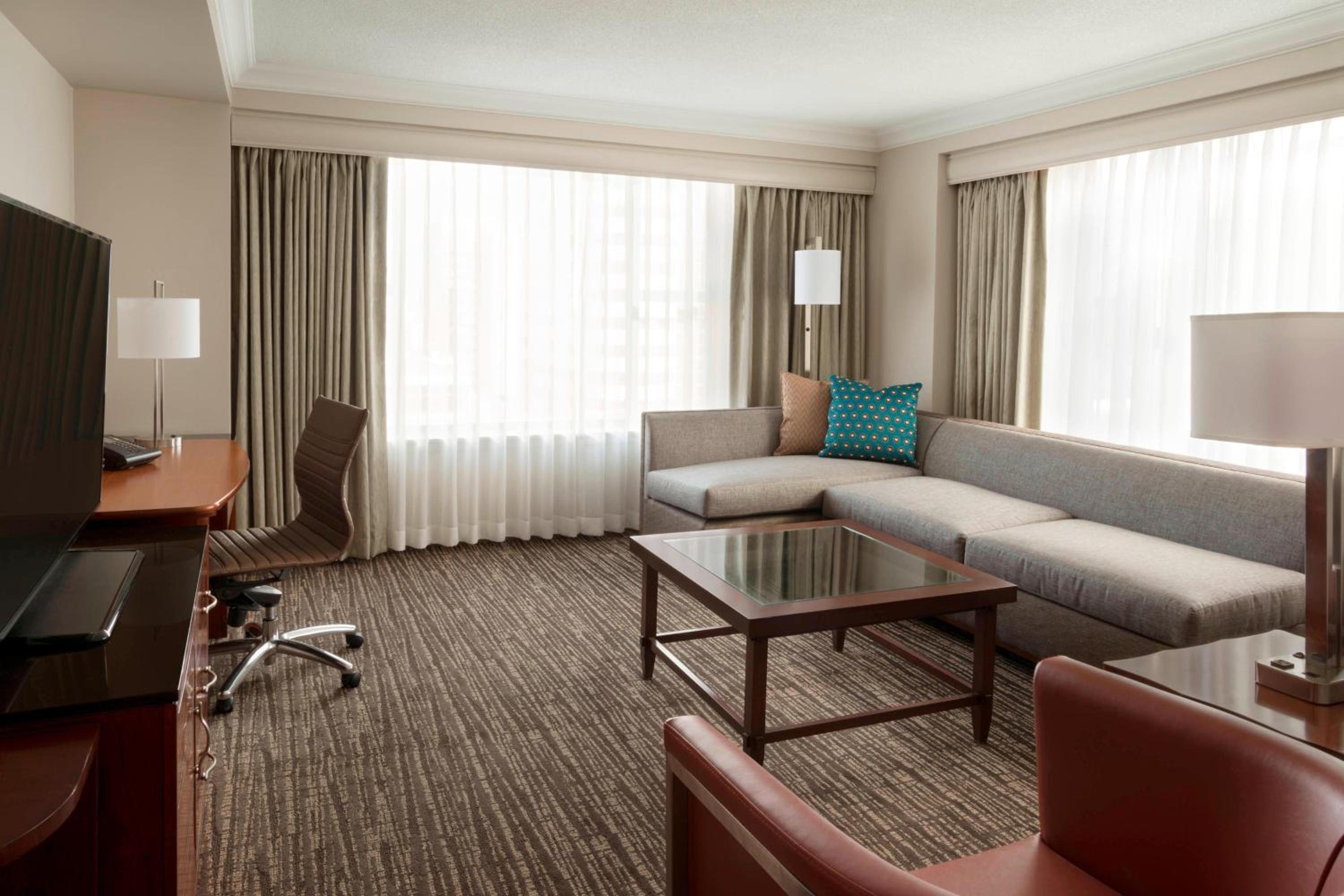 1 Bedroom Suite, 1 King, Sofa bed, Trinity Square view