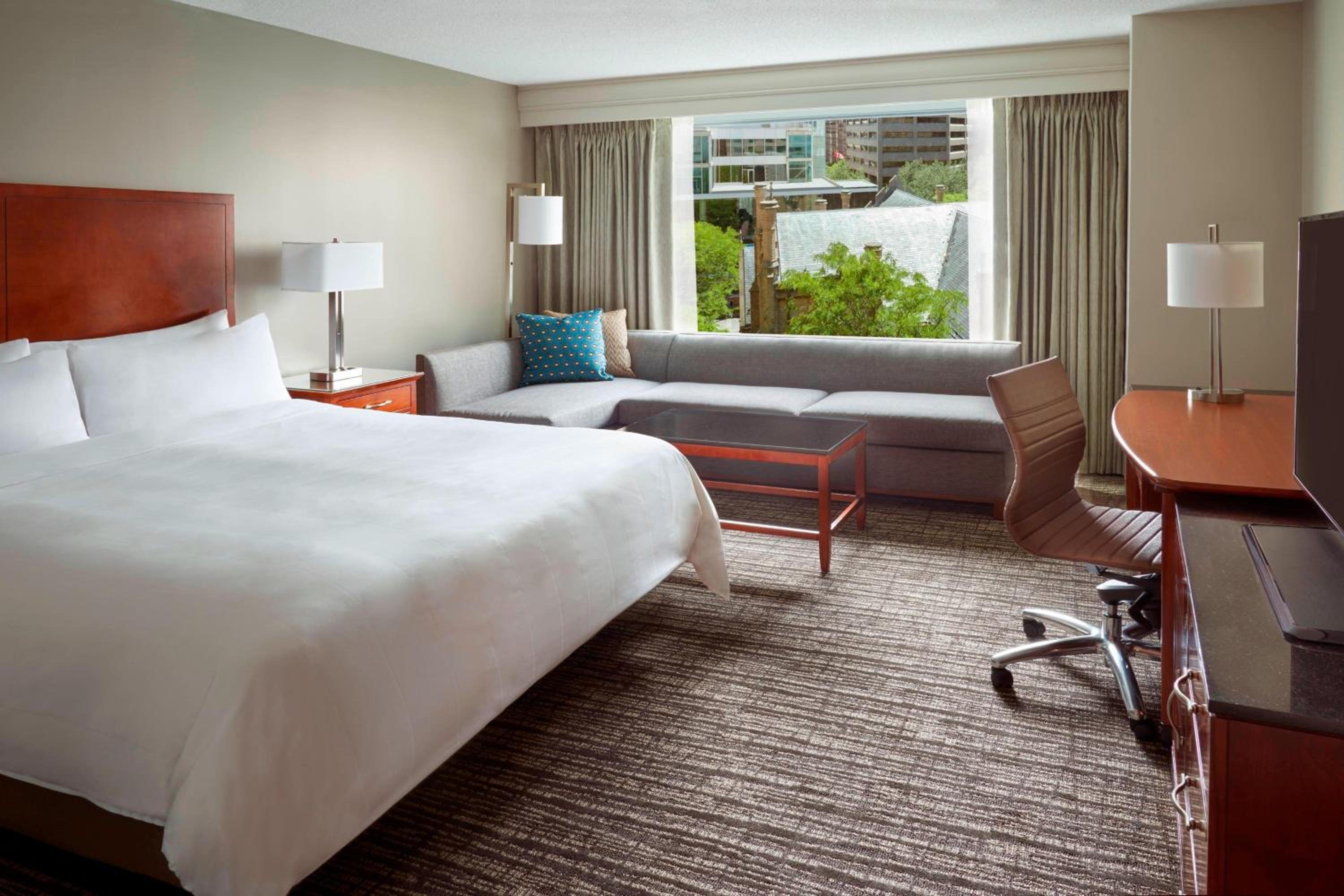 Guest room, 1 King, Trinity Square view, Courtyard view thumbnail 6