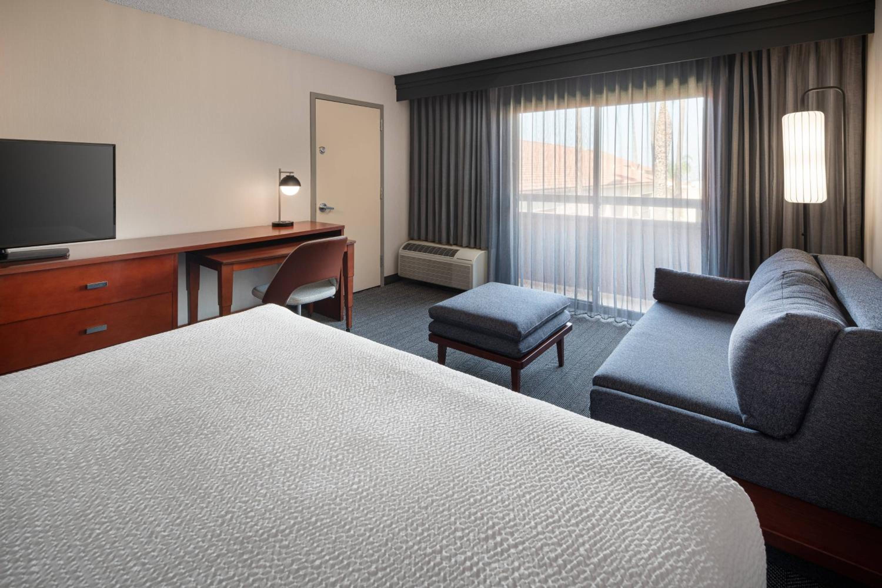 King Room with Sofa Bed - Photo 2