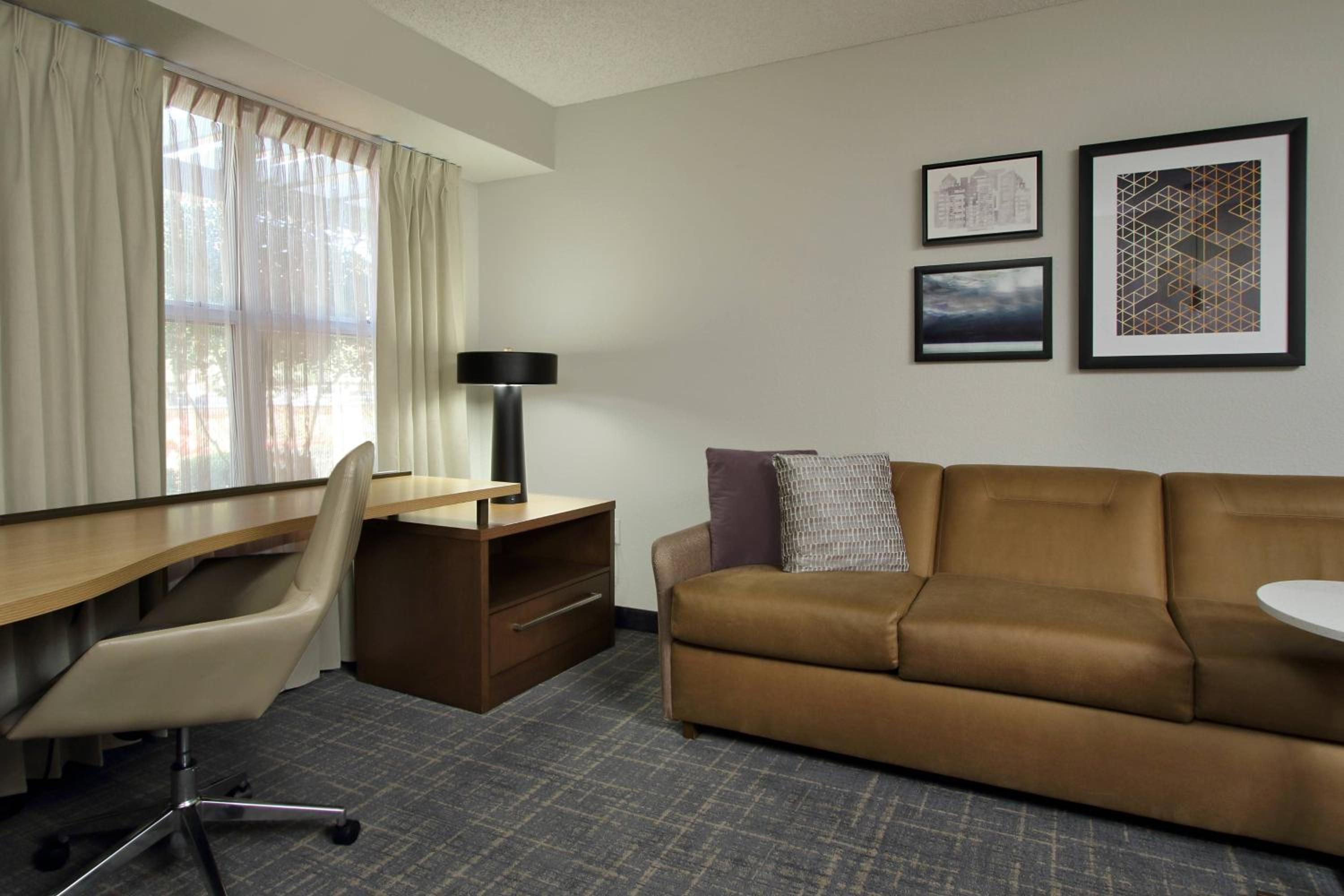 Queen Studio with Sofa Bed - Photo 4