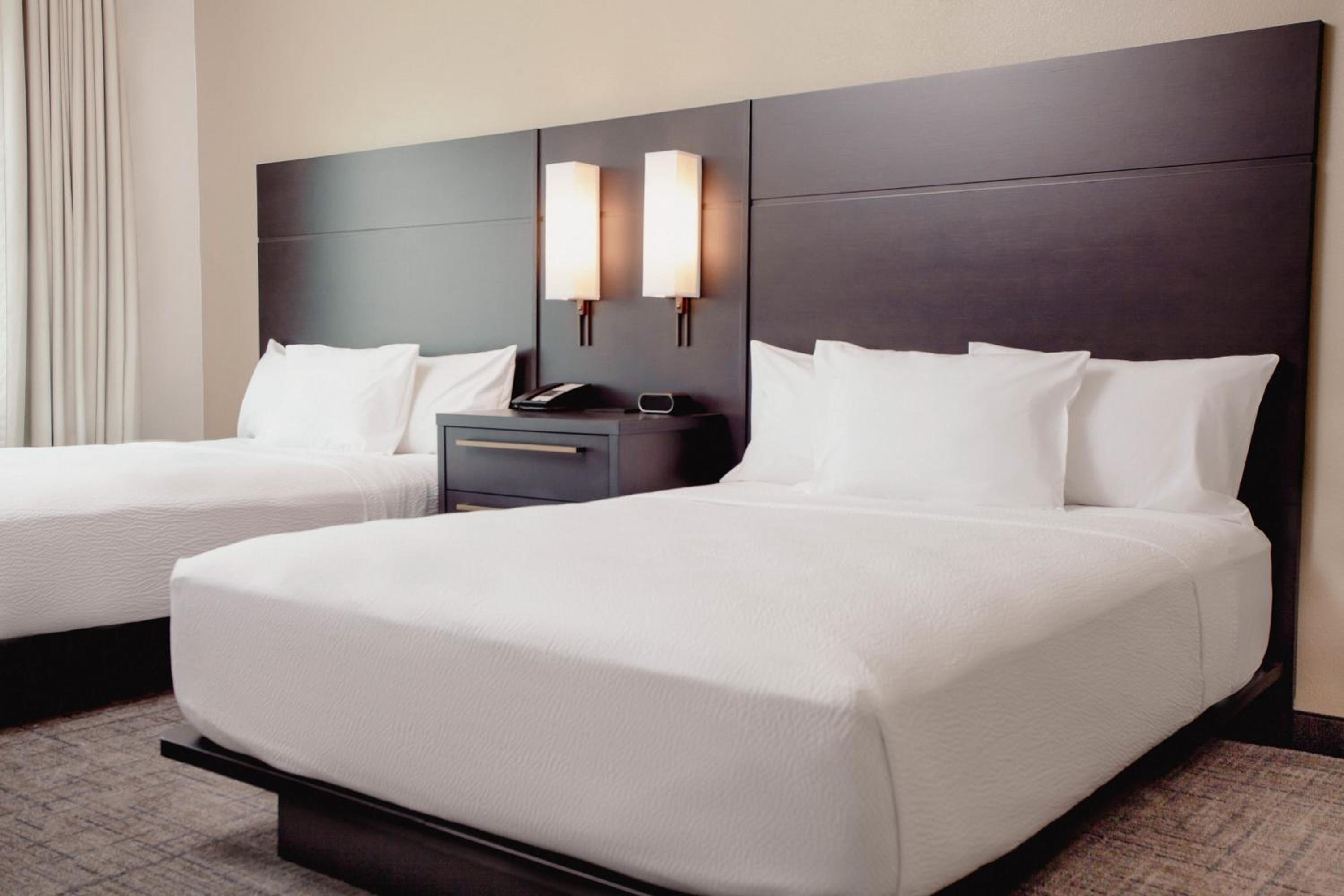 One-Bedroom Suite with Two Queen Beds and Sofa Bed - Photo 4