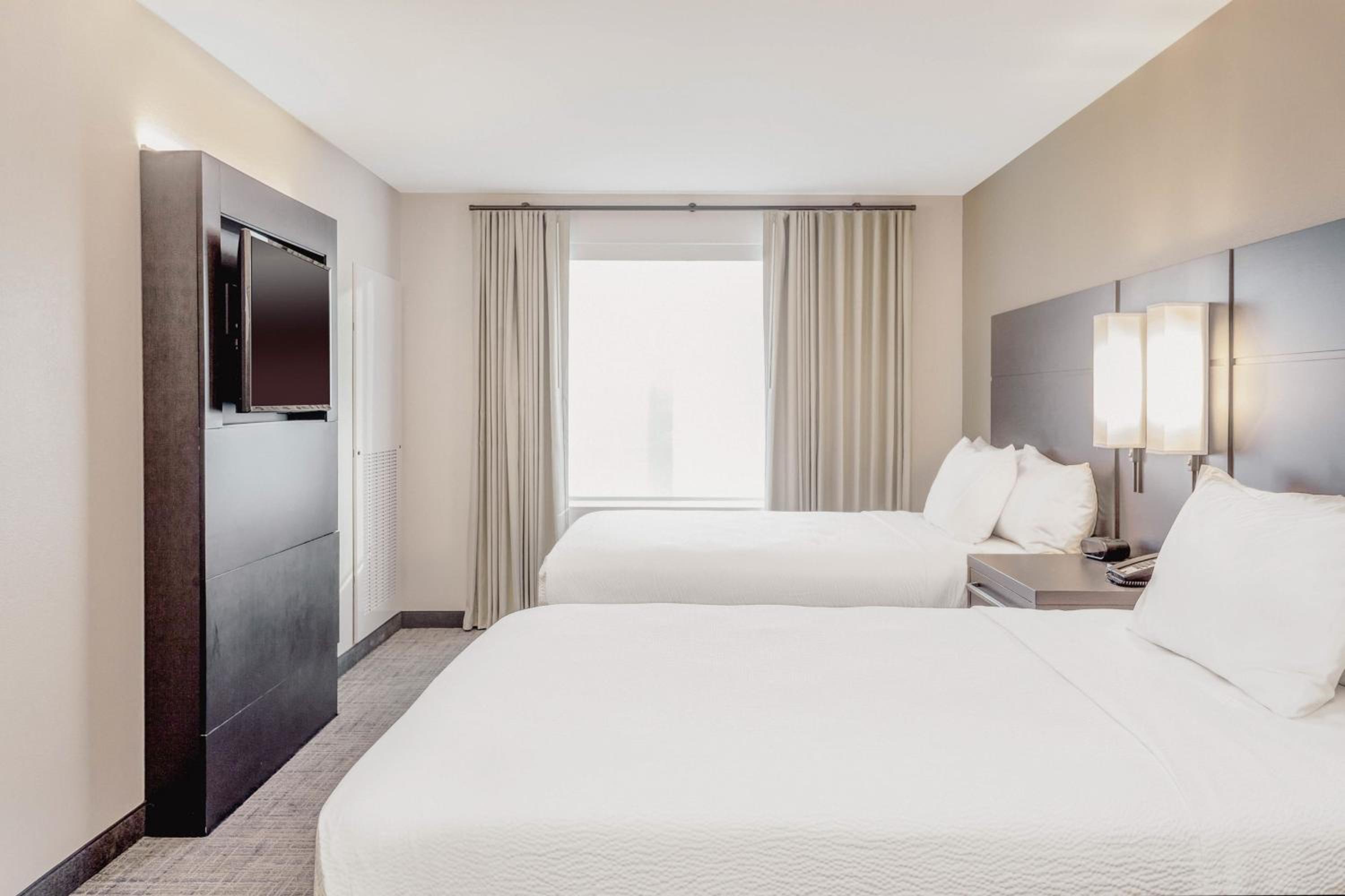 One-Bedroom Suite with Two Queen Beds and Sofa Bed - Photo 8