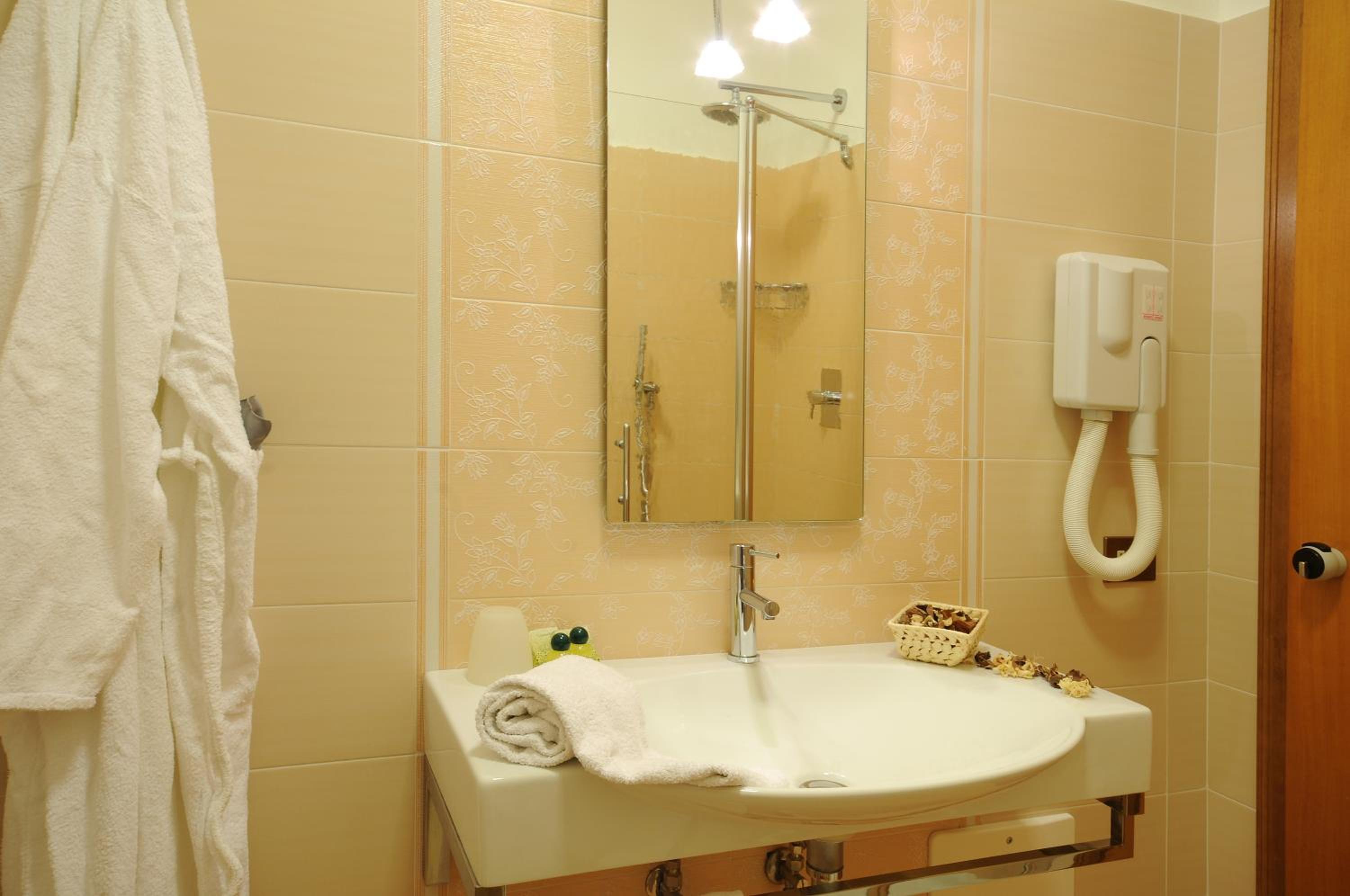 Triple Room - Photo 12