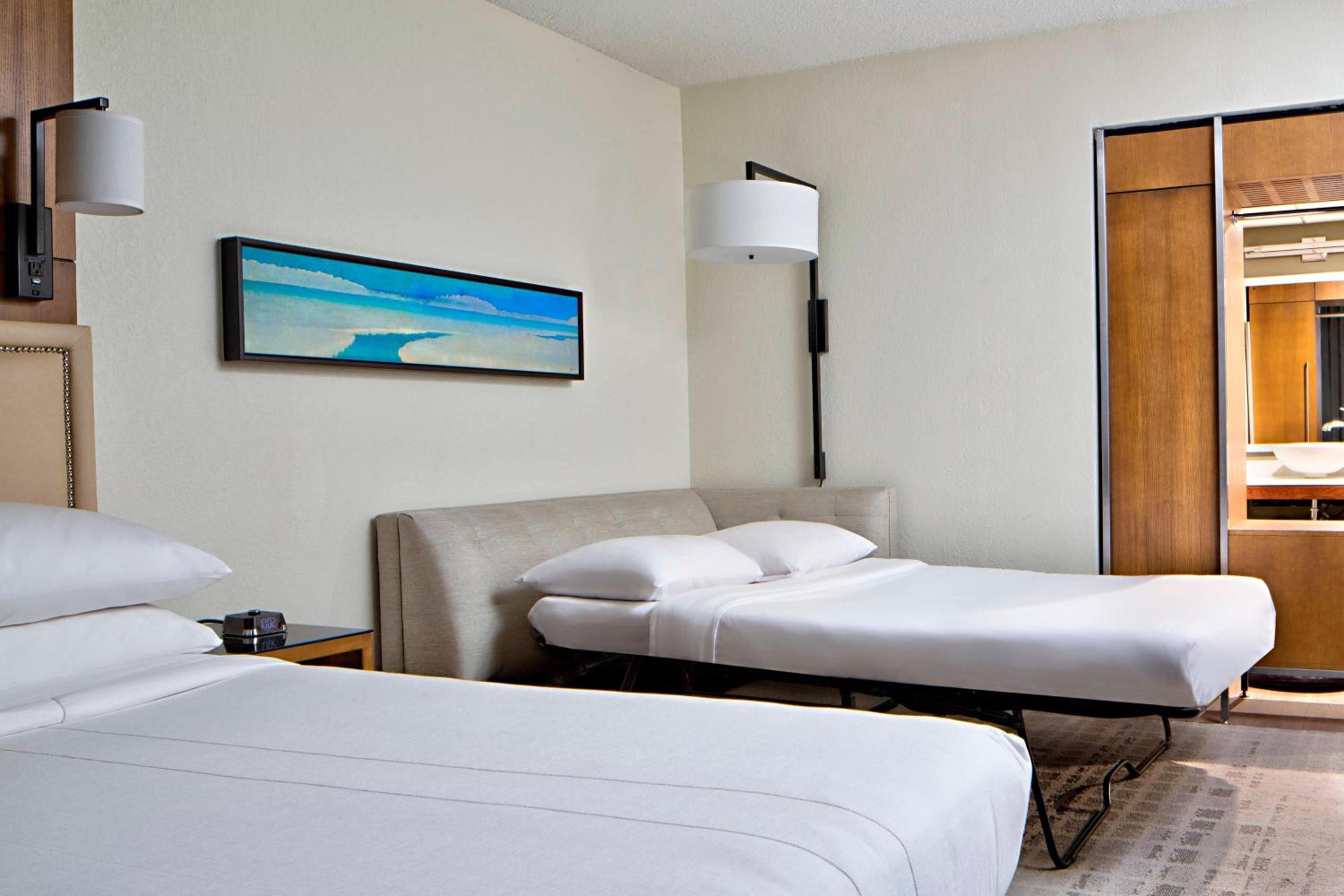 King Room with Sofa Bed - Photo 4