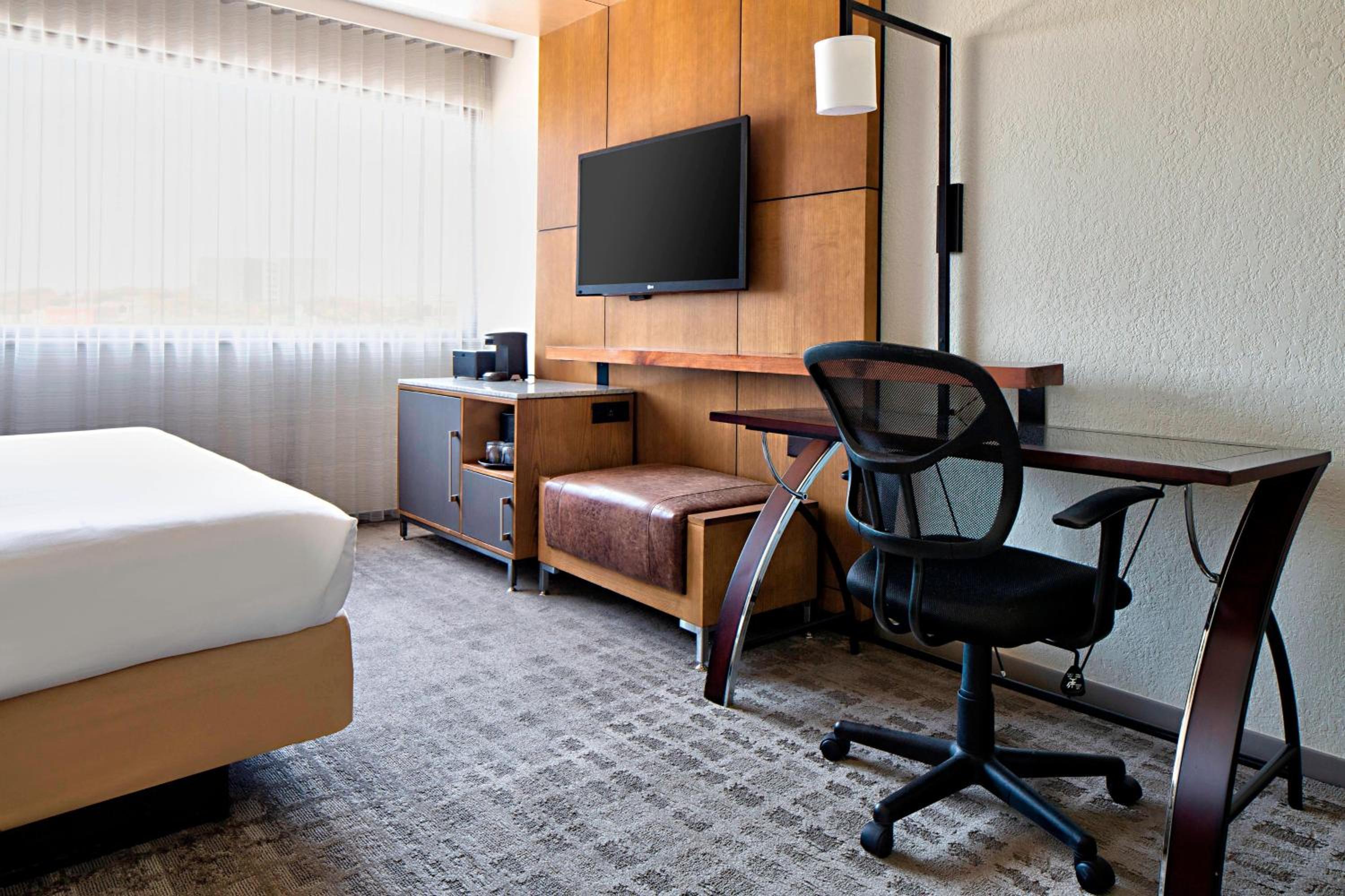 King Room with Sofa Bed - Photo 7